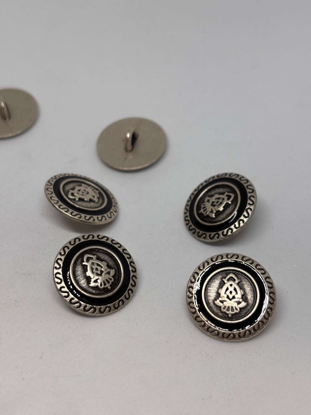 Botón Z881 de vástago oro con esmalte negro cresta, 20mm, elegante y clásico, ideal para prendas medianas. button