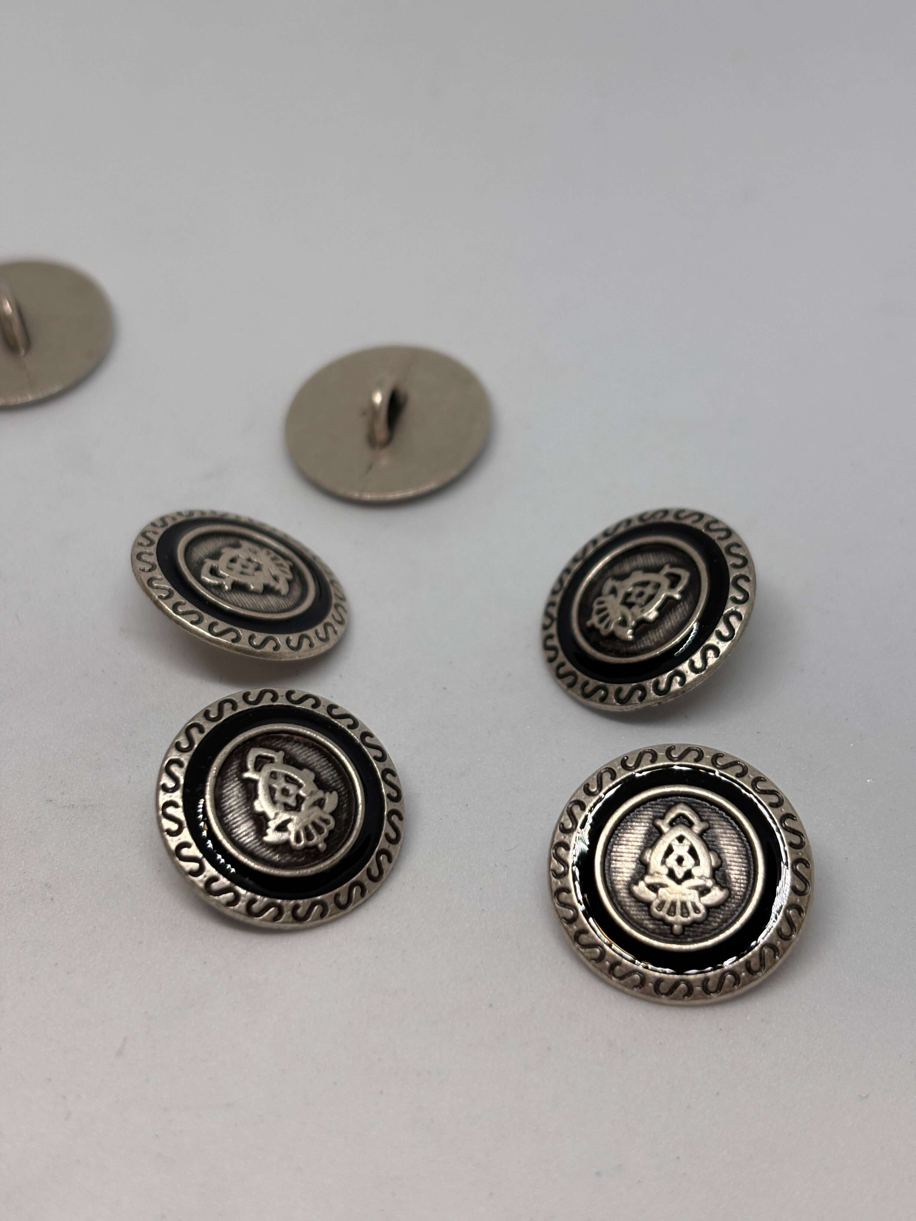 Botón Z881 de vástago oro con esmalte negro cresta, 20mm, elegante y clásico, ideal para prendas medianas. button