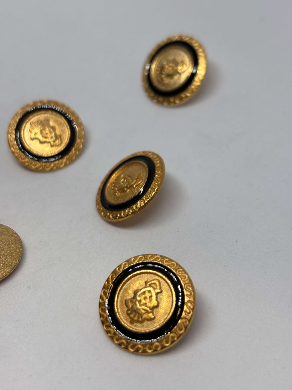 Botón Z881 de vástago en oro con centro de esmalte negro y emblema de cresta heráldica, tamaño 20mm. button