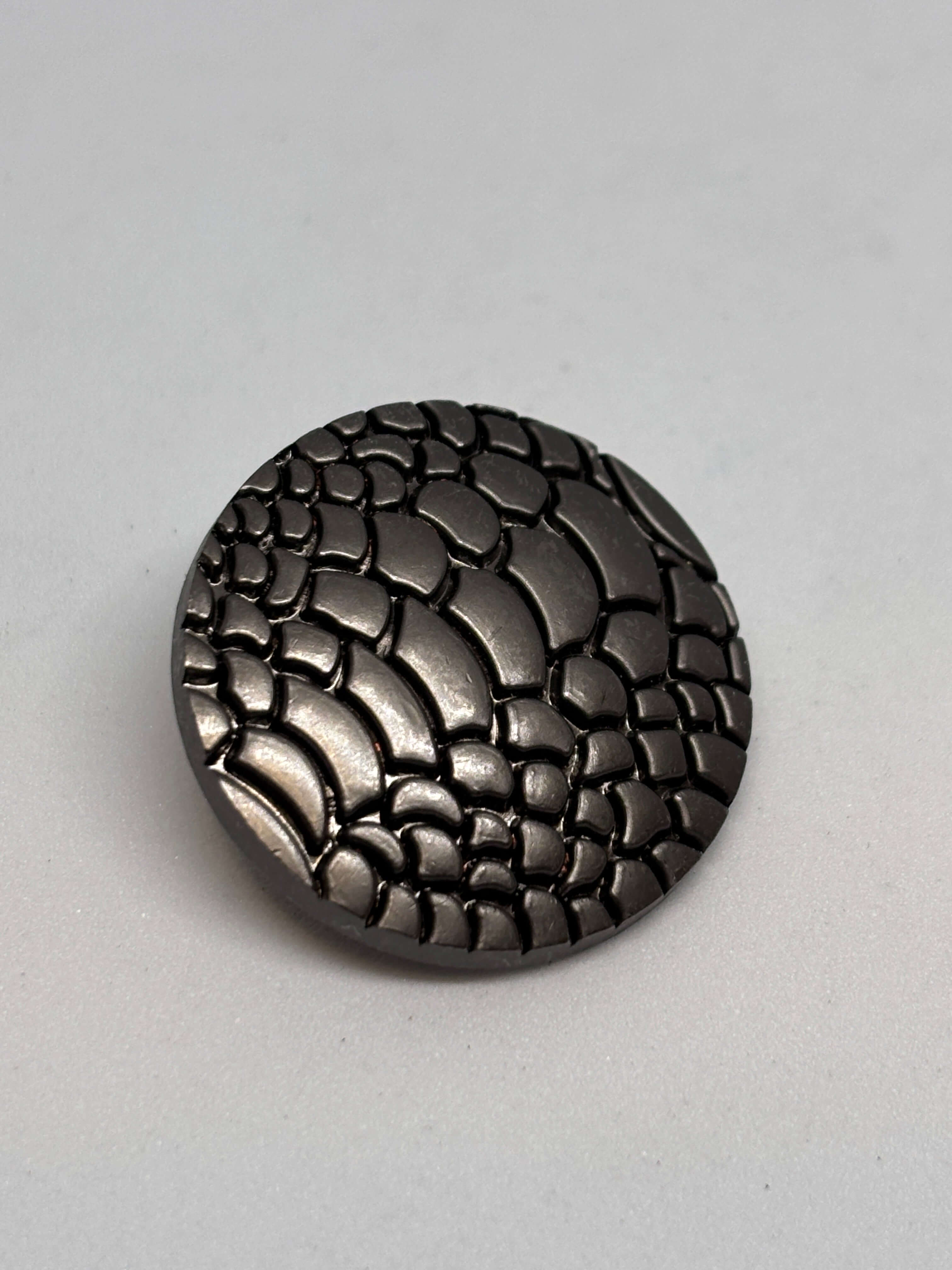 Botón Z8956, botón de vástago premium gunmetal con textura de escamas, patrón de cocodrilo. button