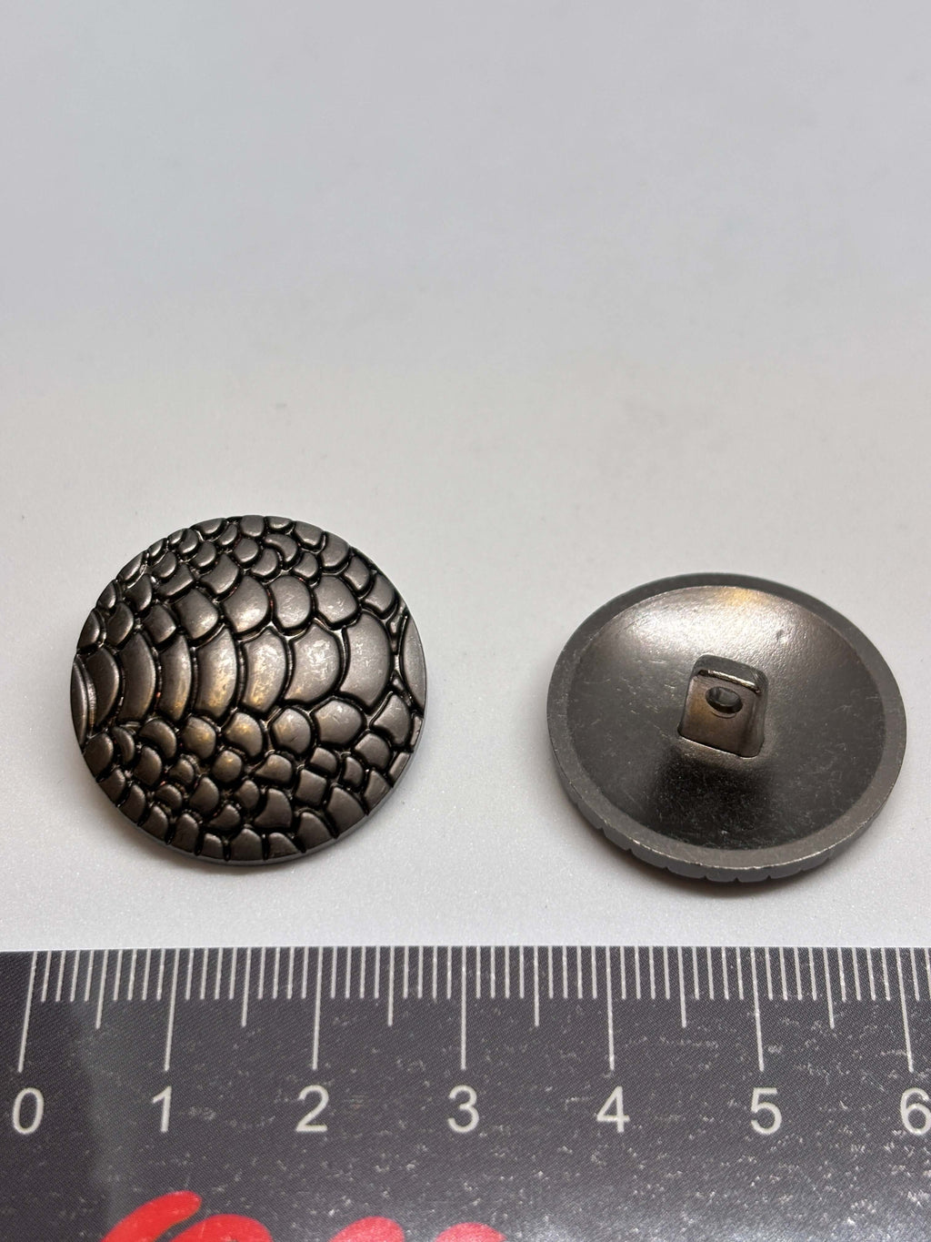 Botón Z8956, botón de vástago premium gunmetal con textura de escamas, patrón de cocodrilo. button