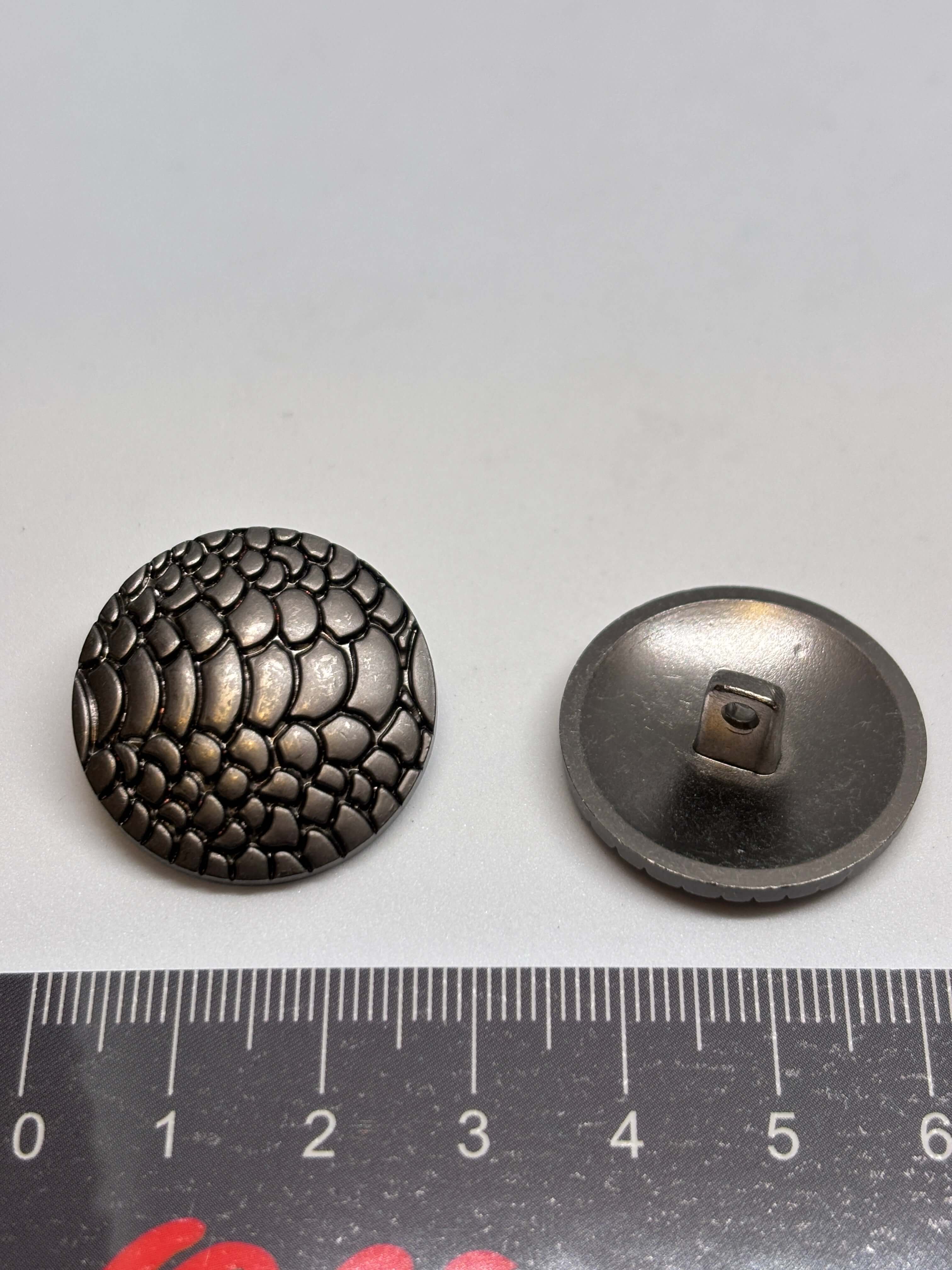 Botón Z8956, botón de vástago premium gunmetal con textura de escamas, patrón de cocodrilo. button