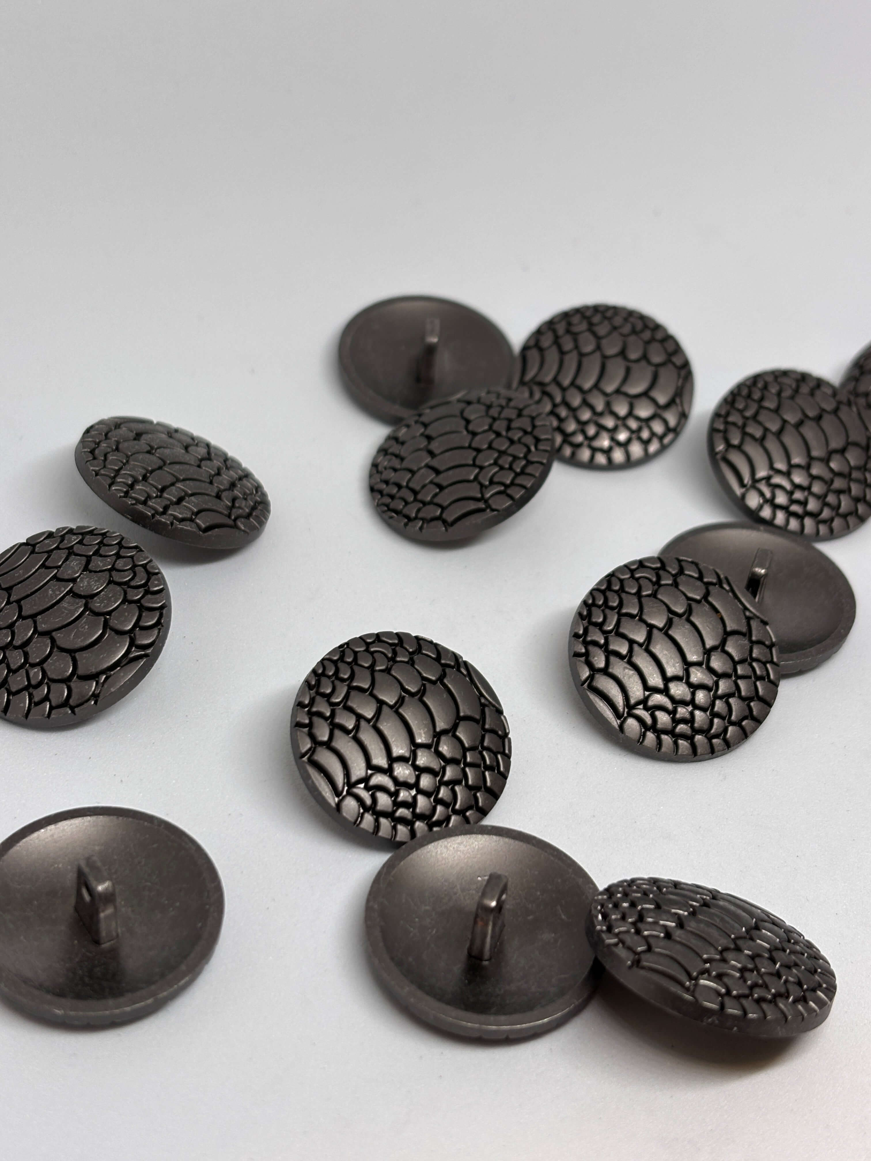 Botón Z8956, botón de vástago premium gunmetal con textura de escamas, patrón de cocodrilo. button