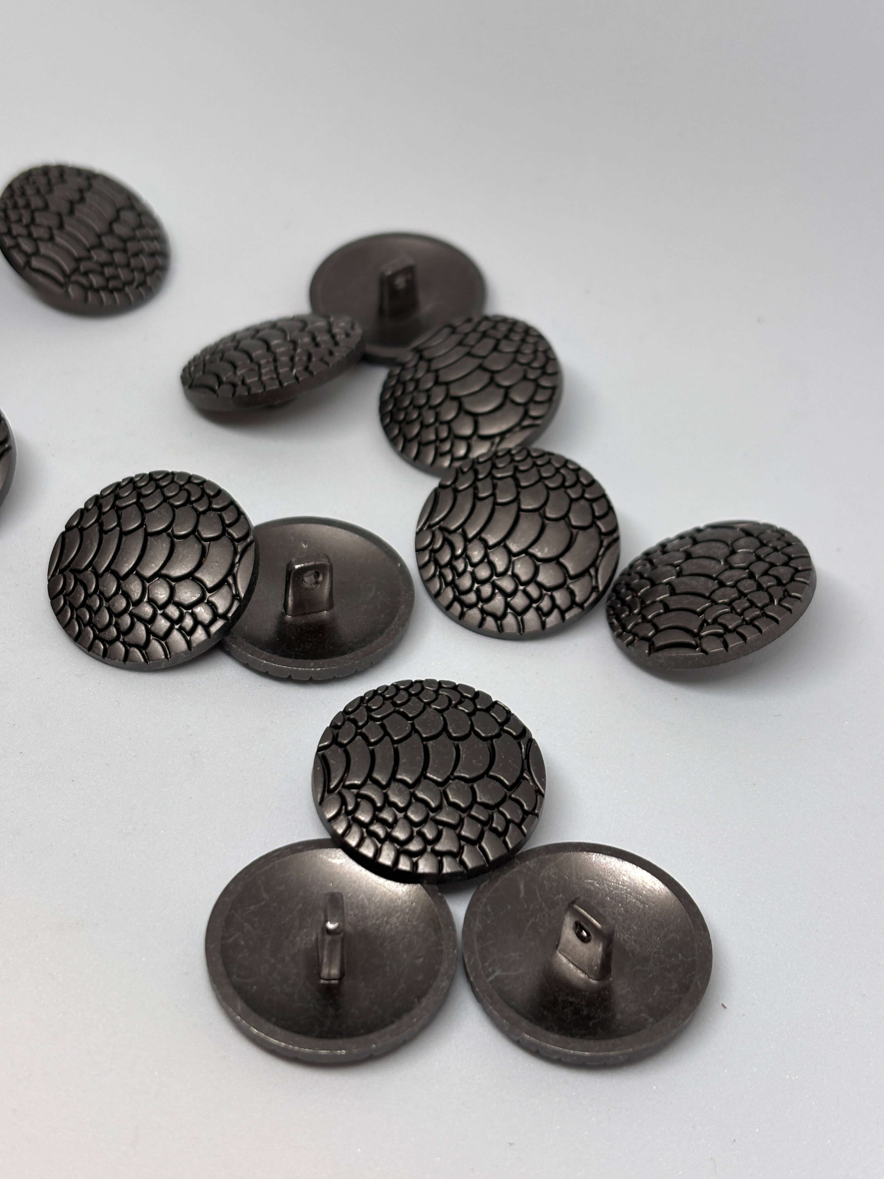 Botón Z8956, botón de vástago premium gunmetal con textura de escamas, patrón de cocodrilo. button