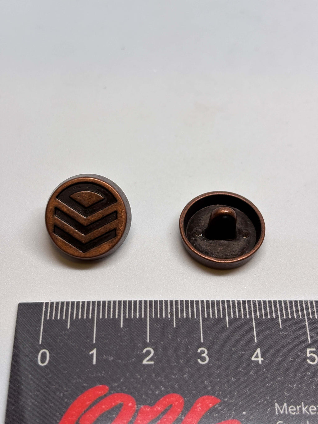 Botón Z979 de vástago en latón antiguo, patrón chevron, tamaño 20mm, diseño texturizado y elegante. button