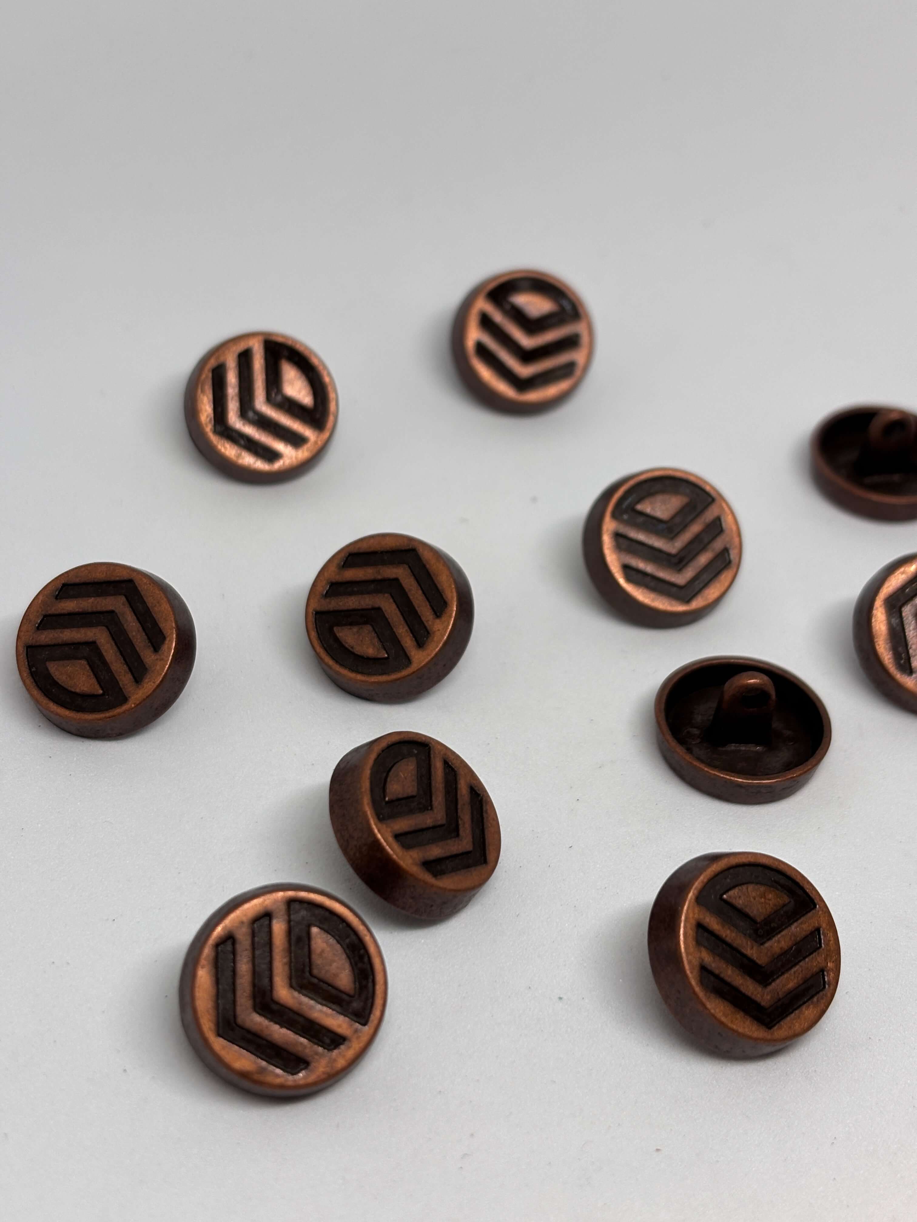 Botón Z979 de vástago en latón antiguo, patrón chevron, tamaño 20mm, diseño texturizado y elegante. button