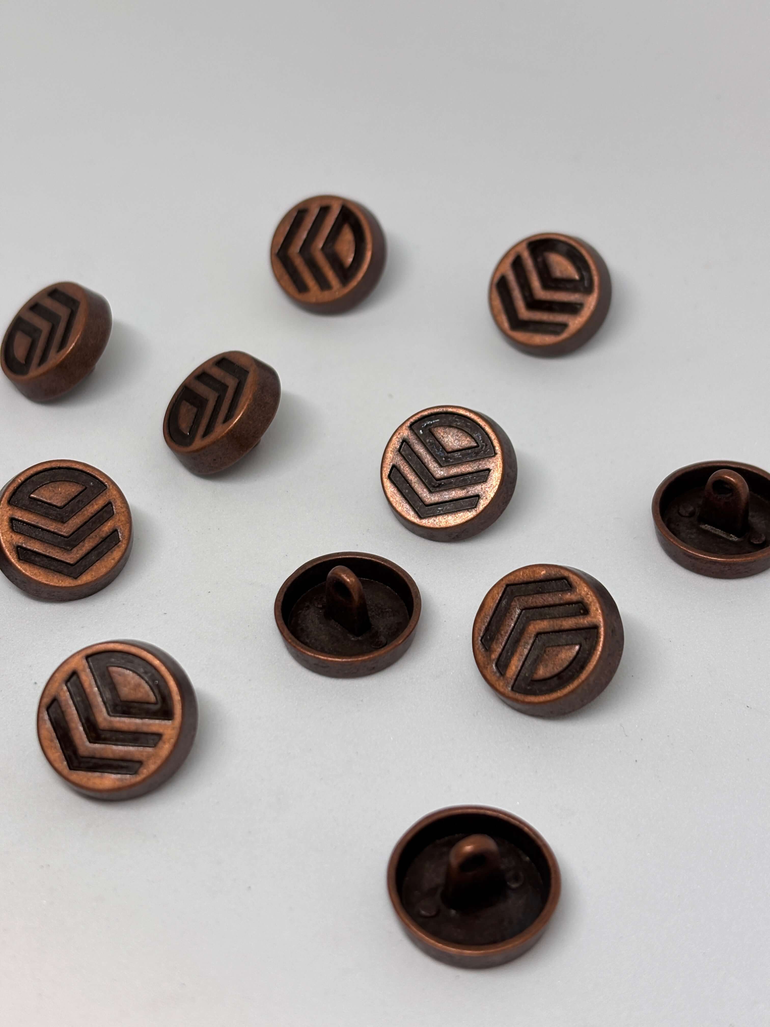 Botón Z979 de vástago en latón antiguo, patrón chevron, tamaño 20mm, diseño texturizado y elegante. button