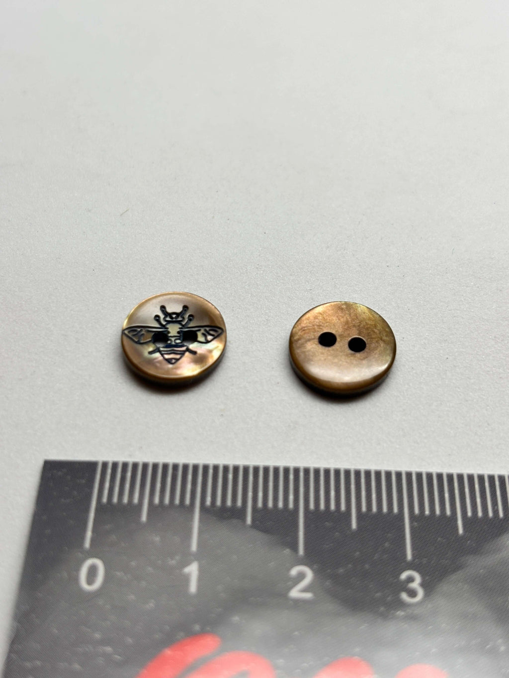 Botón G1085 de poliéster beige, 2 agujeros, 11 mm (18L)