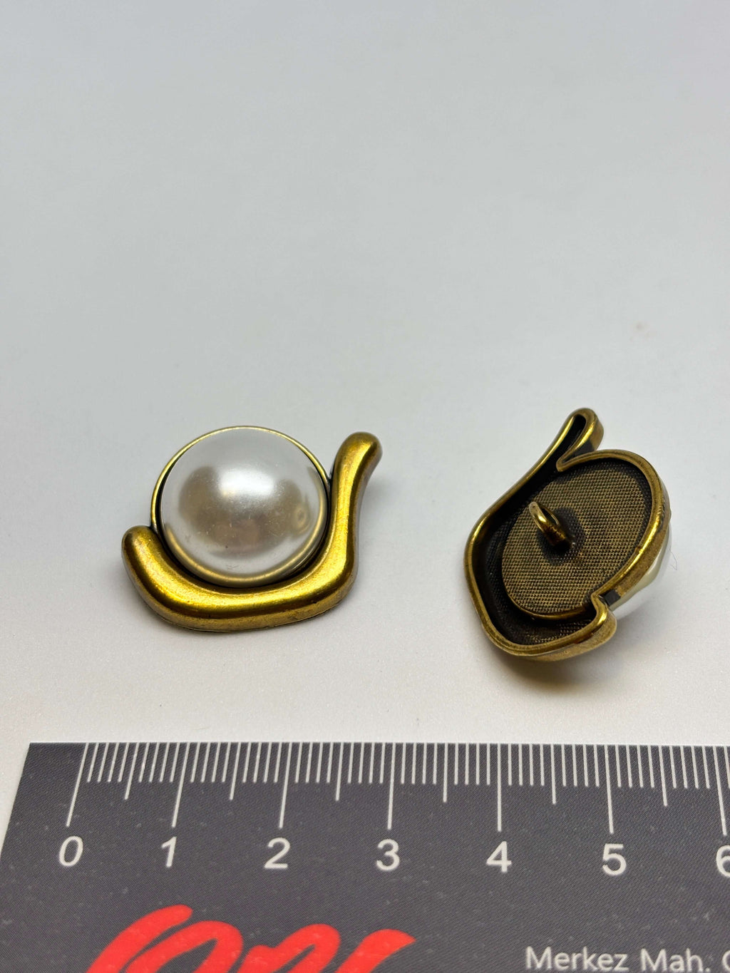 Button HPD2018/47 White Pearl Shank Button 23mm (36L)