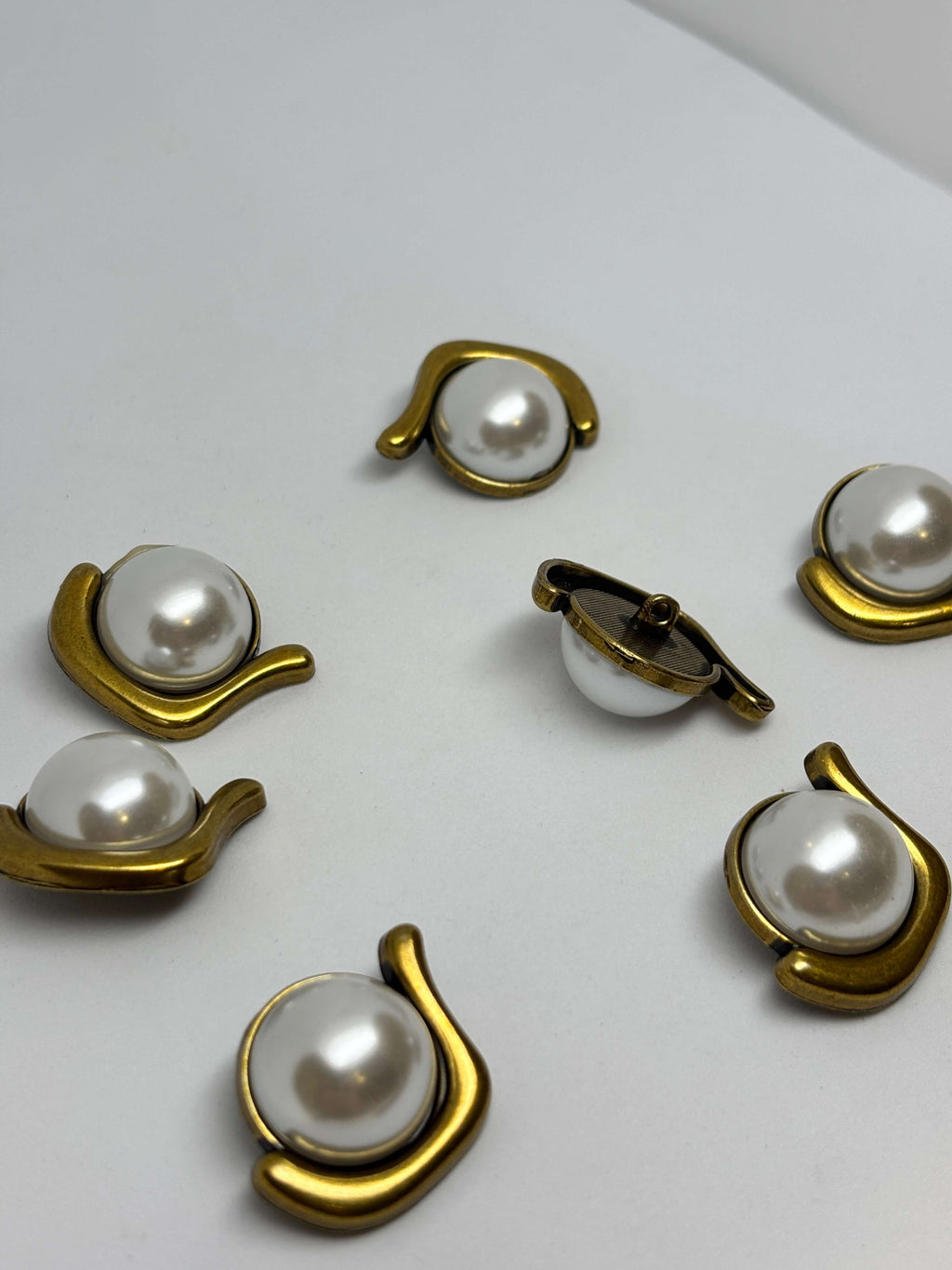 Button HPD2018/47 White Pearl Shank Button 23mm (36L)