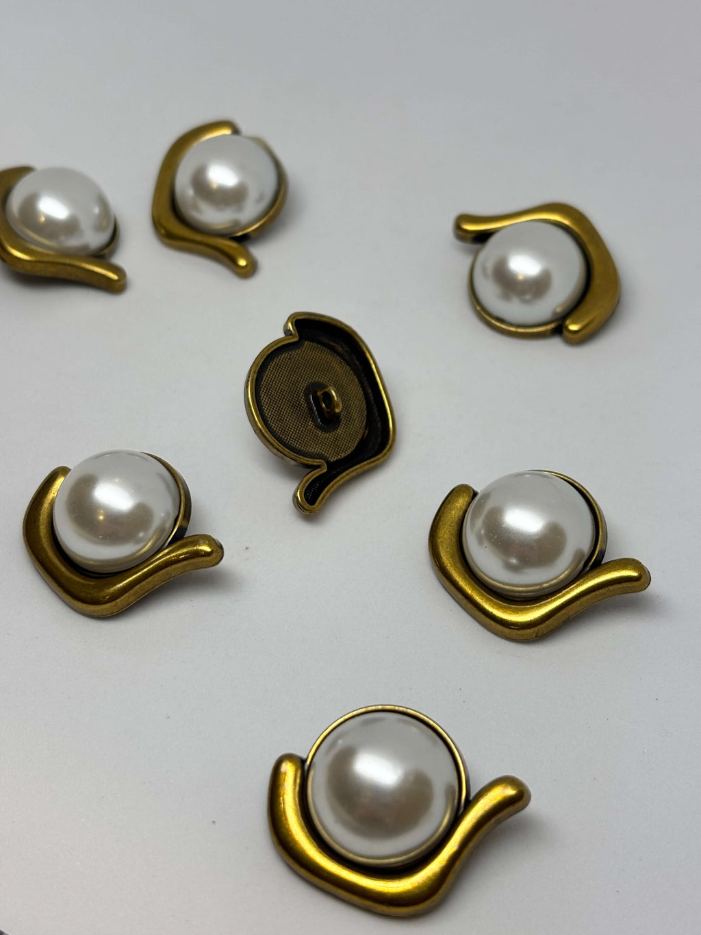 Button HPD2018/47 White Pearl Shank Button 23mm (36L)