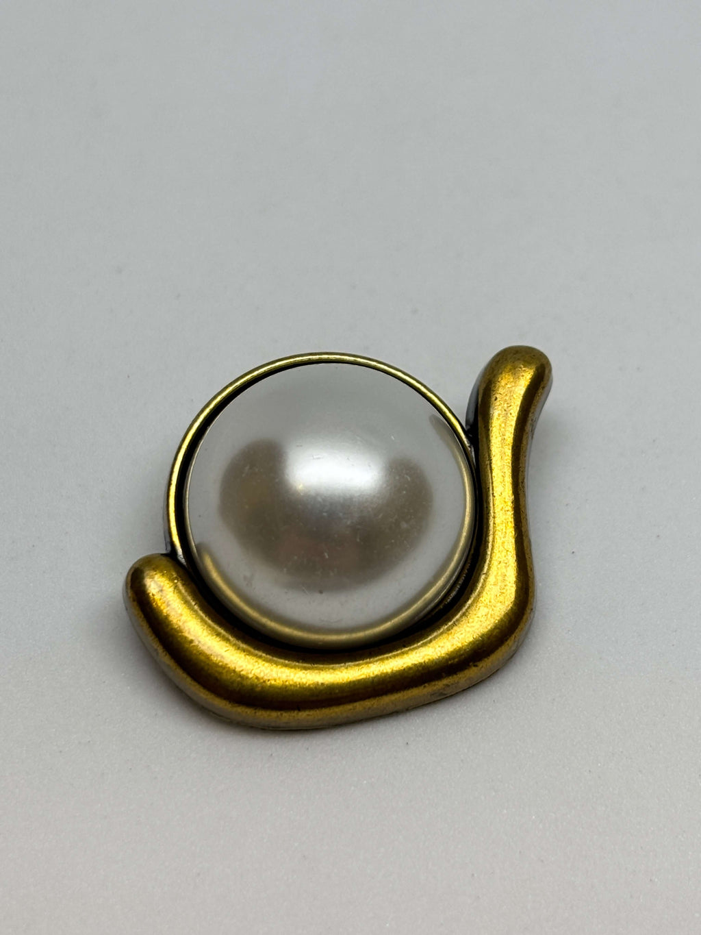 Button HPD2018/47 White Pearl Shank Button 23mm (36L)
