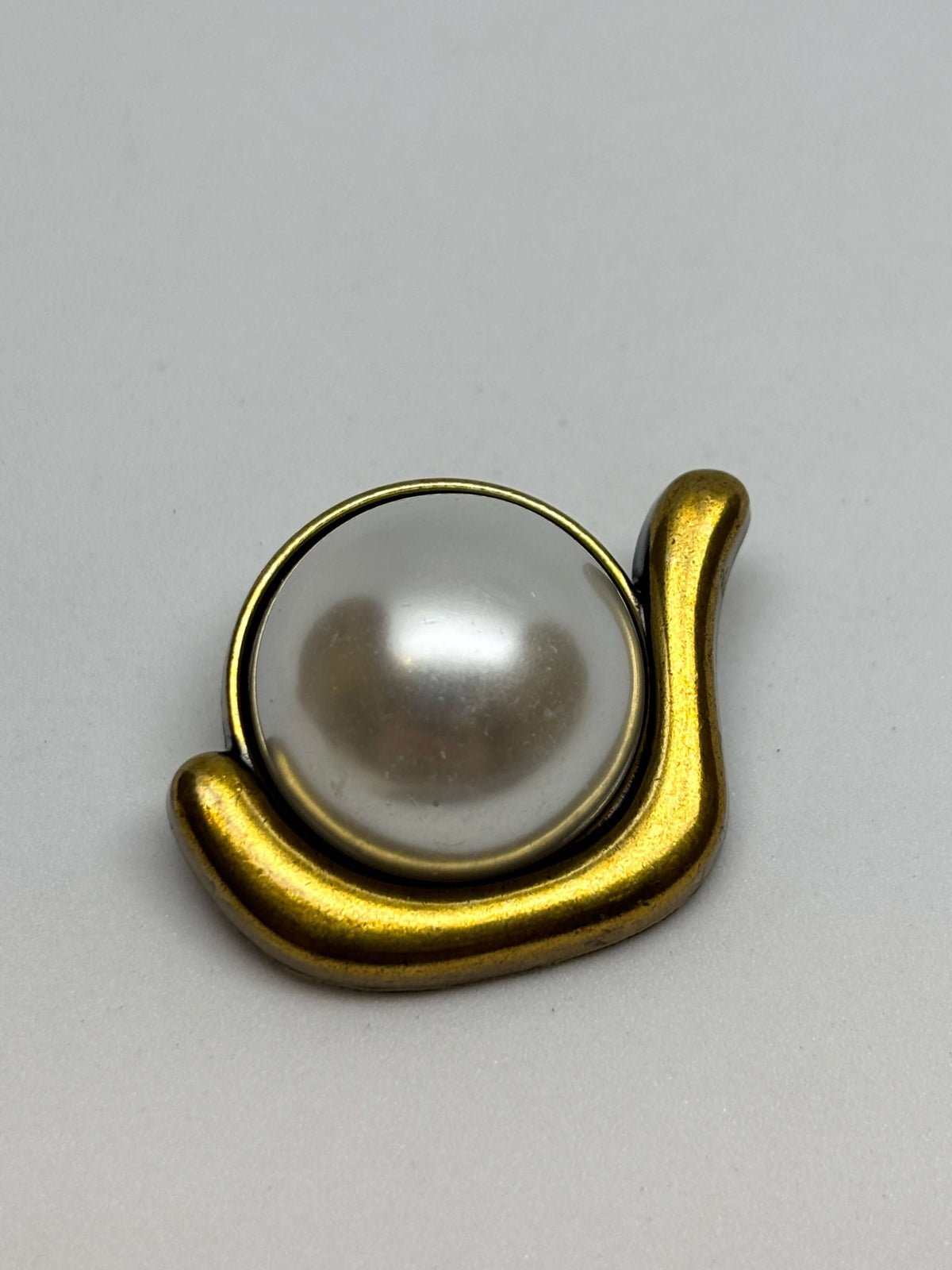 Button HPD2018/47 White Pearl Shank Button 23mm (36L)