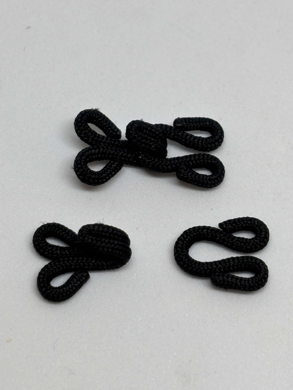 Hook and eye Hook/20mm - Black & White Dyed - 2 cm corchete