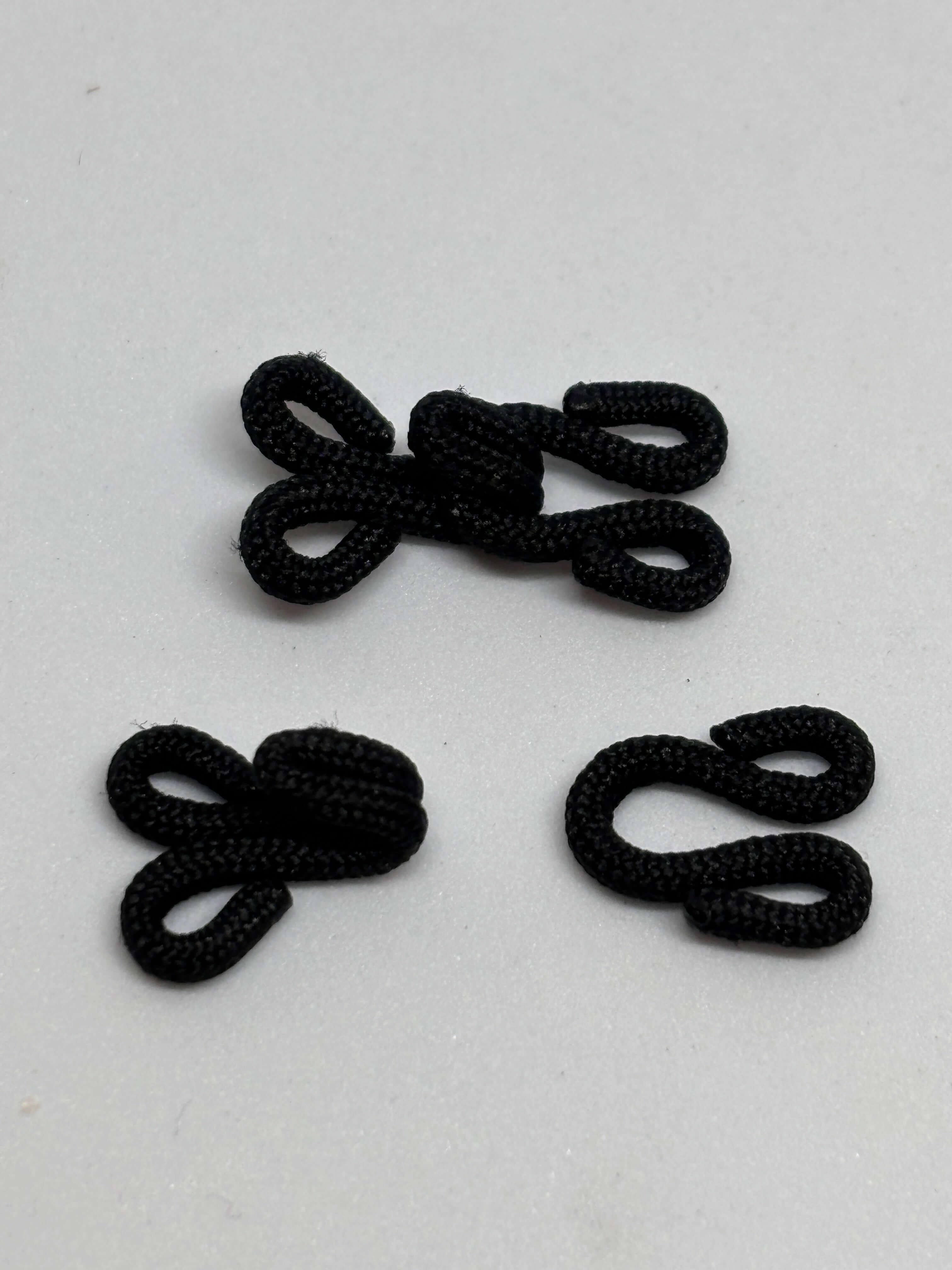 Hook and eye Hook/20mm - Black & White Dyed - 2 cm corchete