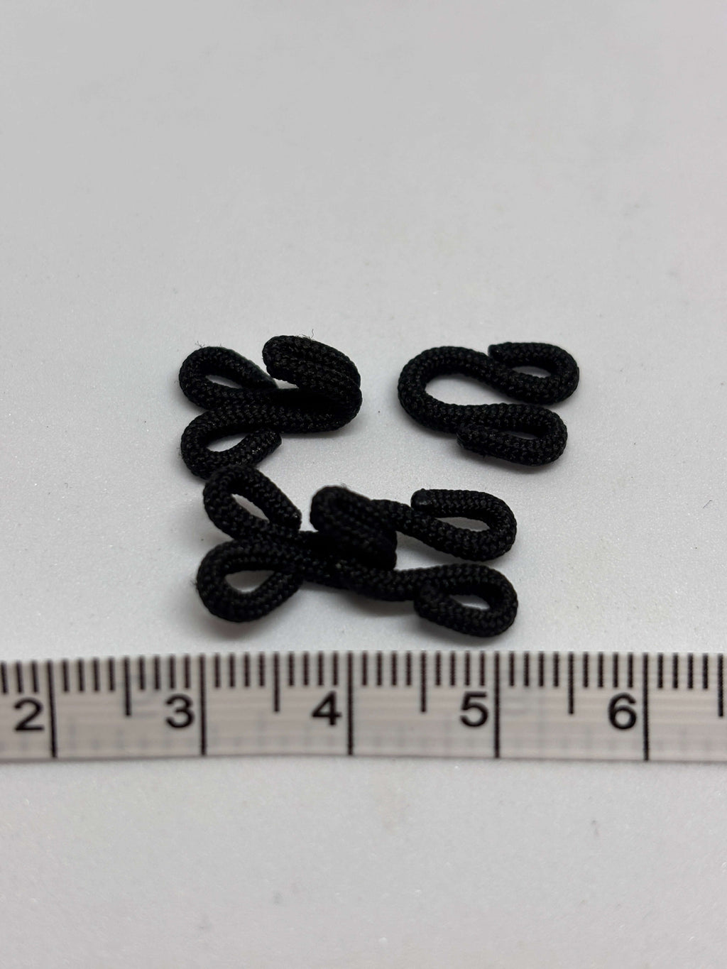 Hook and eye Hook/20mm - Black & White Dyed - 2 cm corchete