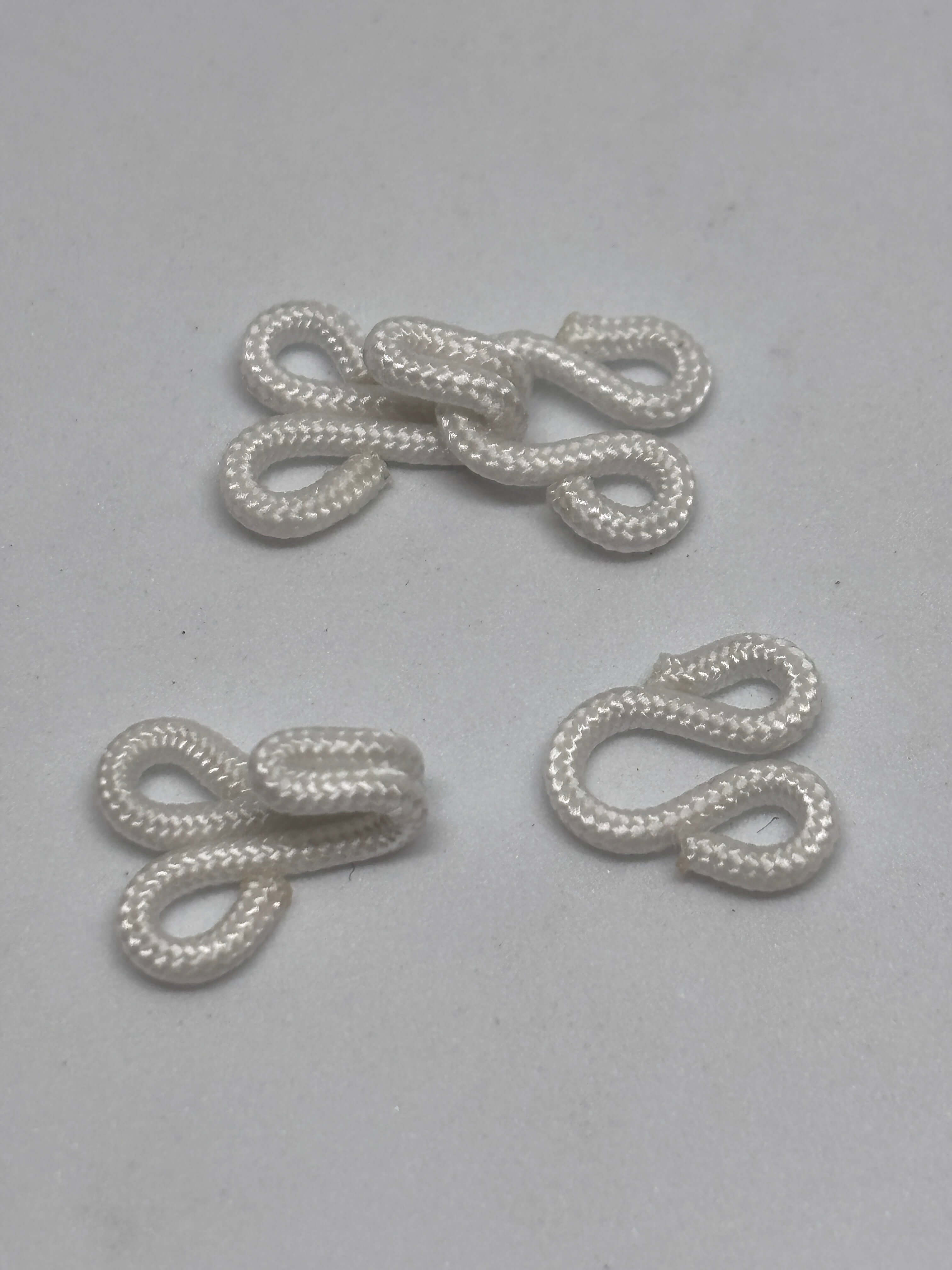 Hook and eye Hook/20mm - Black & White Dyed - 2 cm corchete