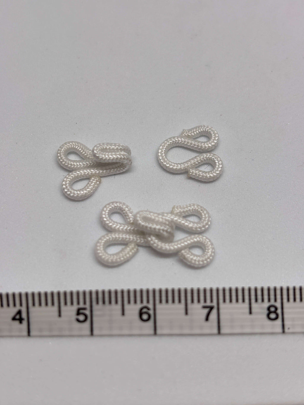 Hook and eye Hook/20mm - Black & White Dyed - 2 cm corchete