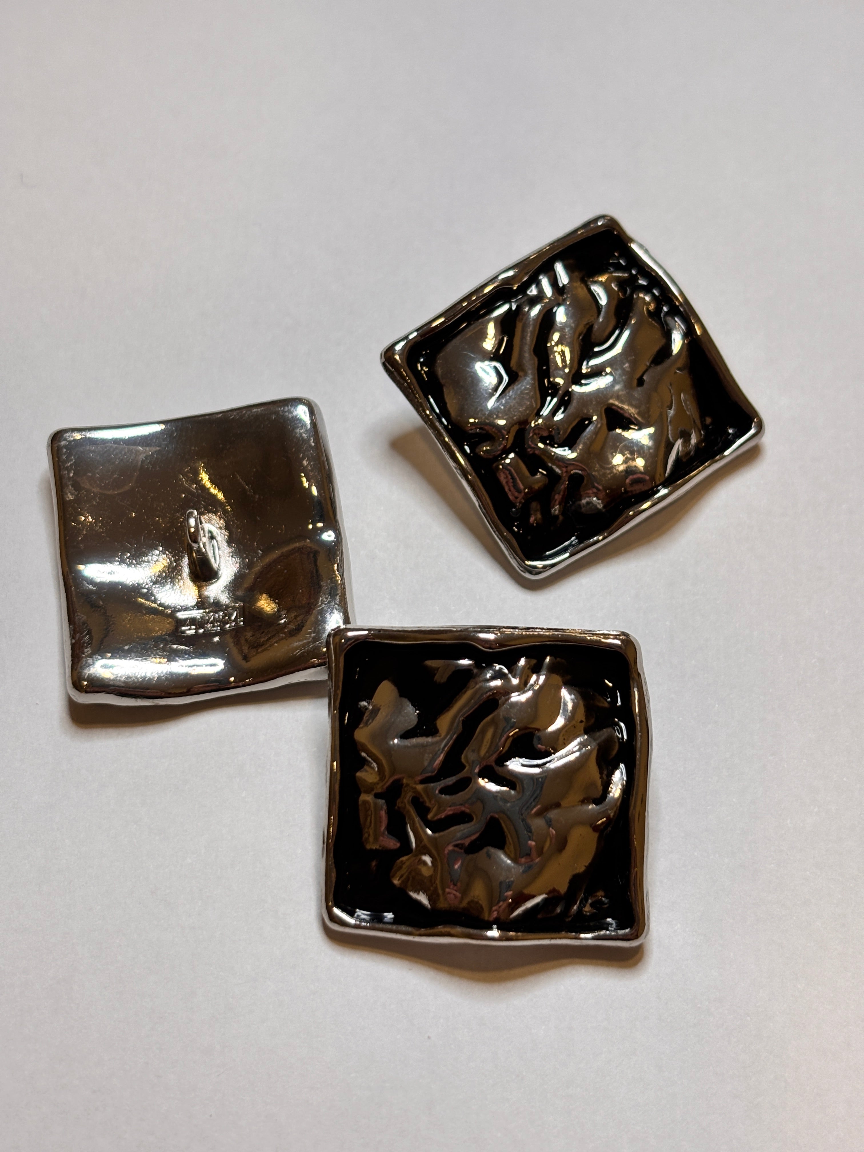 Shiny metal buttons in a square shape, showcasing a 32mm (50") shank button design. boton