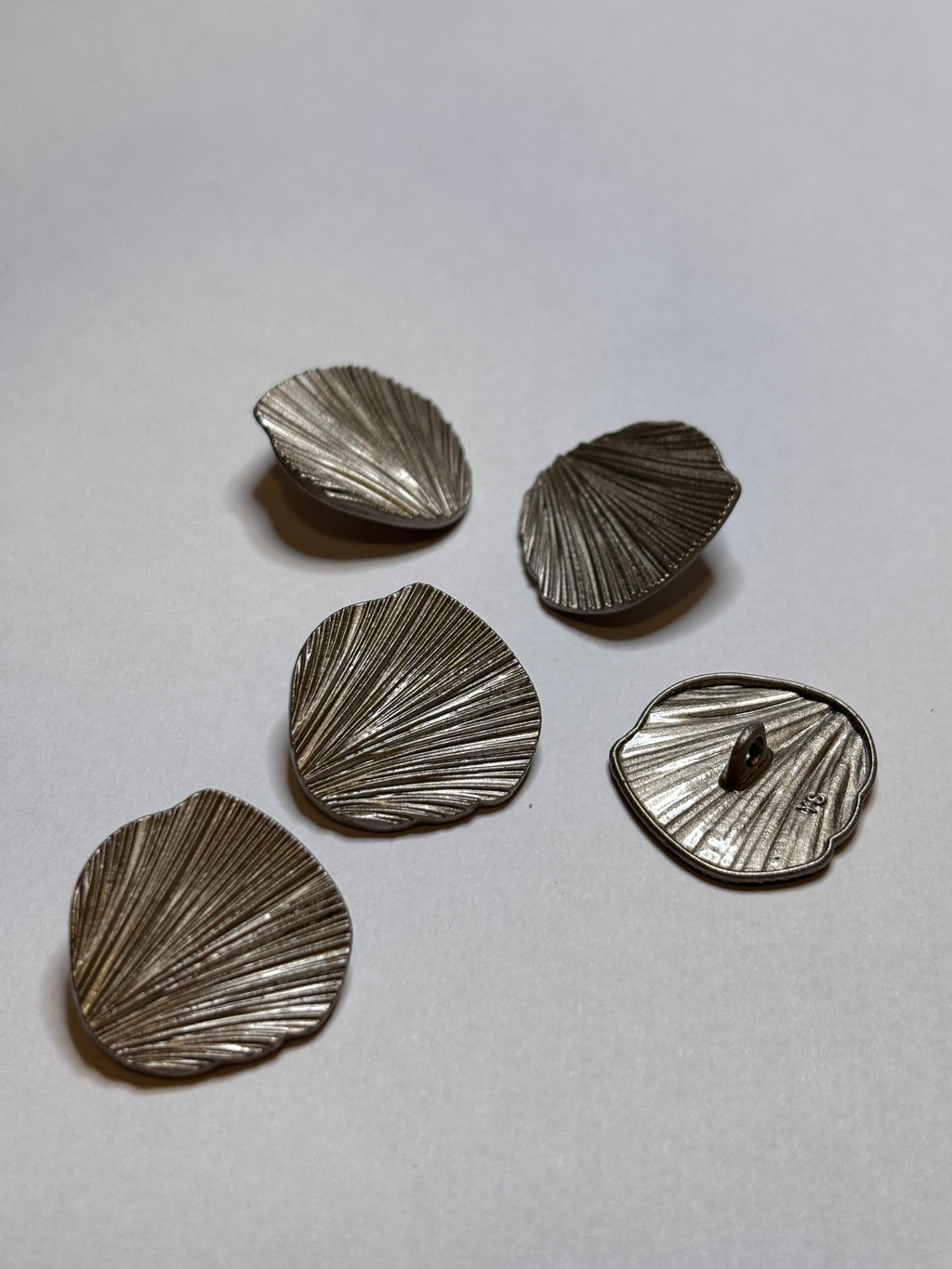 Metal button V093 with detailed shell design, 23mm, Shank button, button for sewing and craft projects. boton