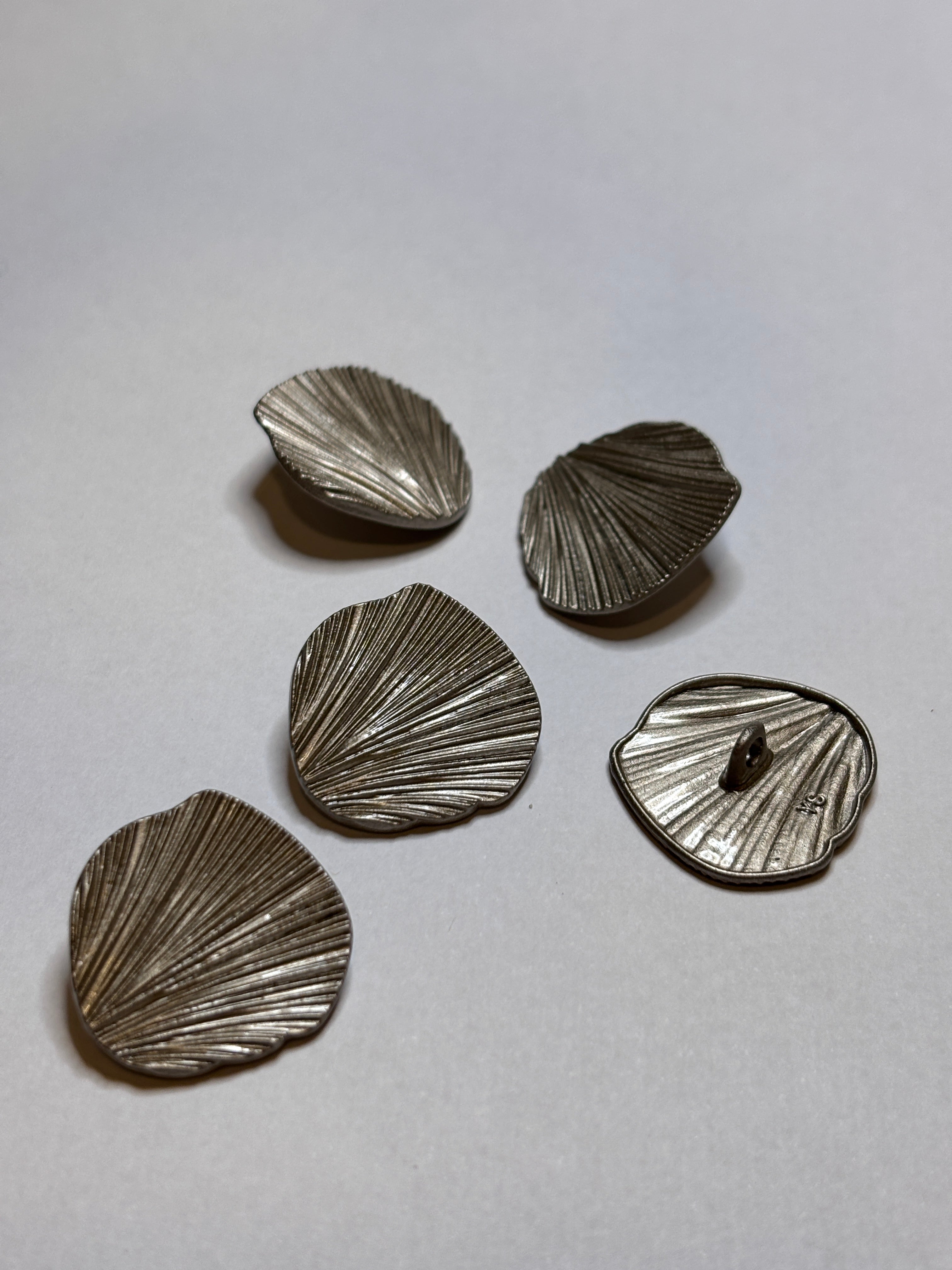 Metal button V093 with detailed shell design, 23mm, Shank button, button for sewing and craft projects. boton