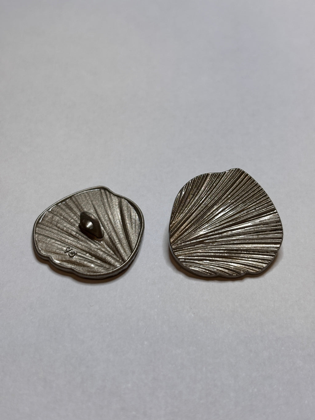 Metal button V093 with detailed shell design, 23mm, Shank button, button for sewing and craft projects. boton