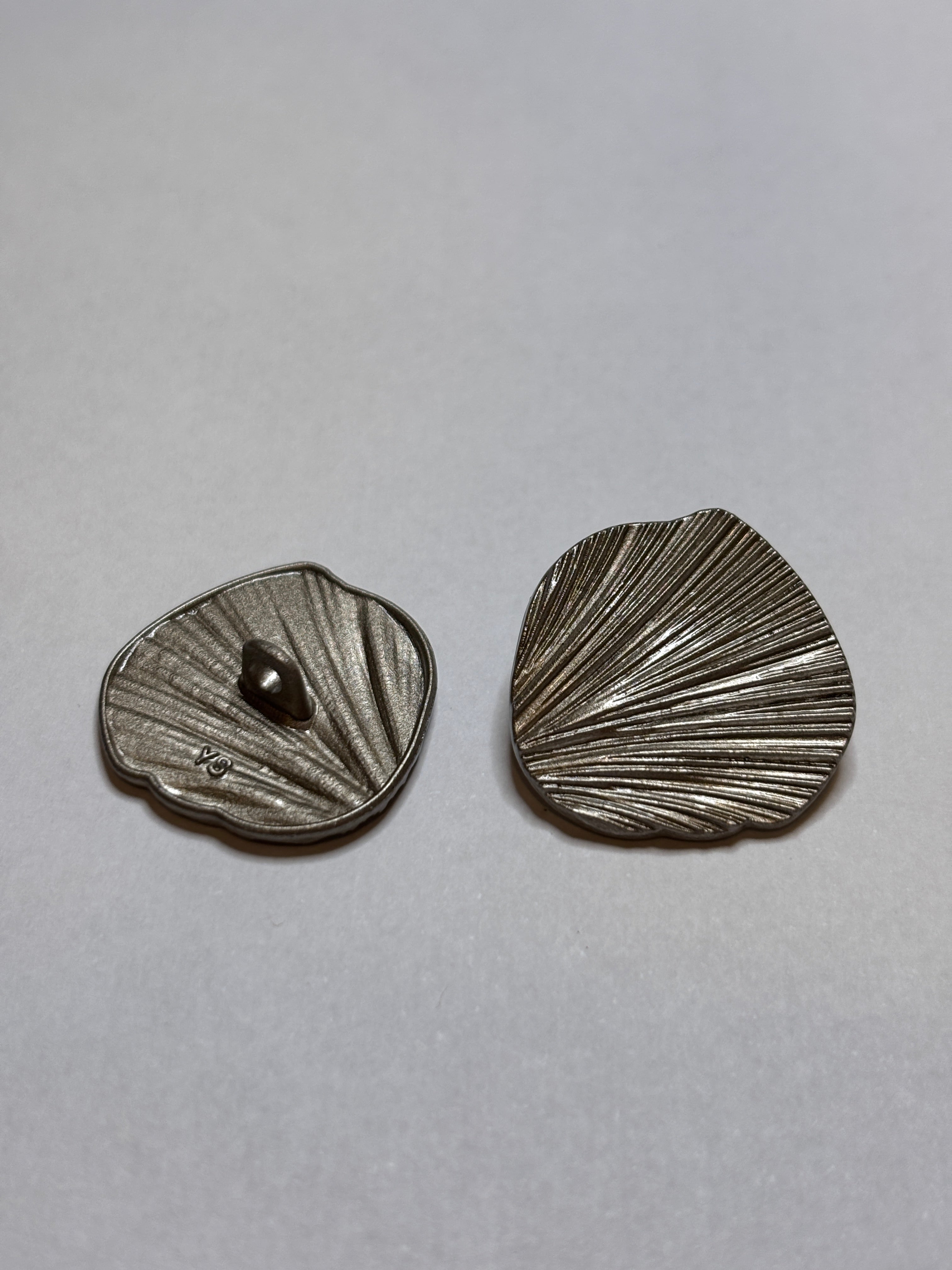 Metal button V093 with detailed shell design, 23mm, Shank button, button for sewing and craft projects. boton