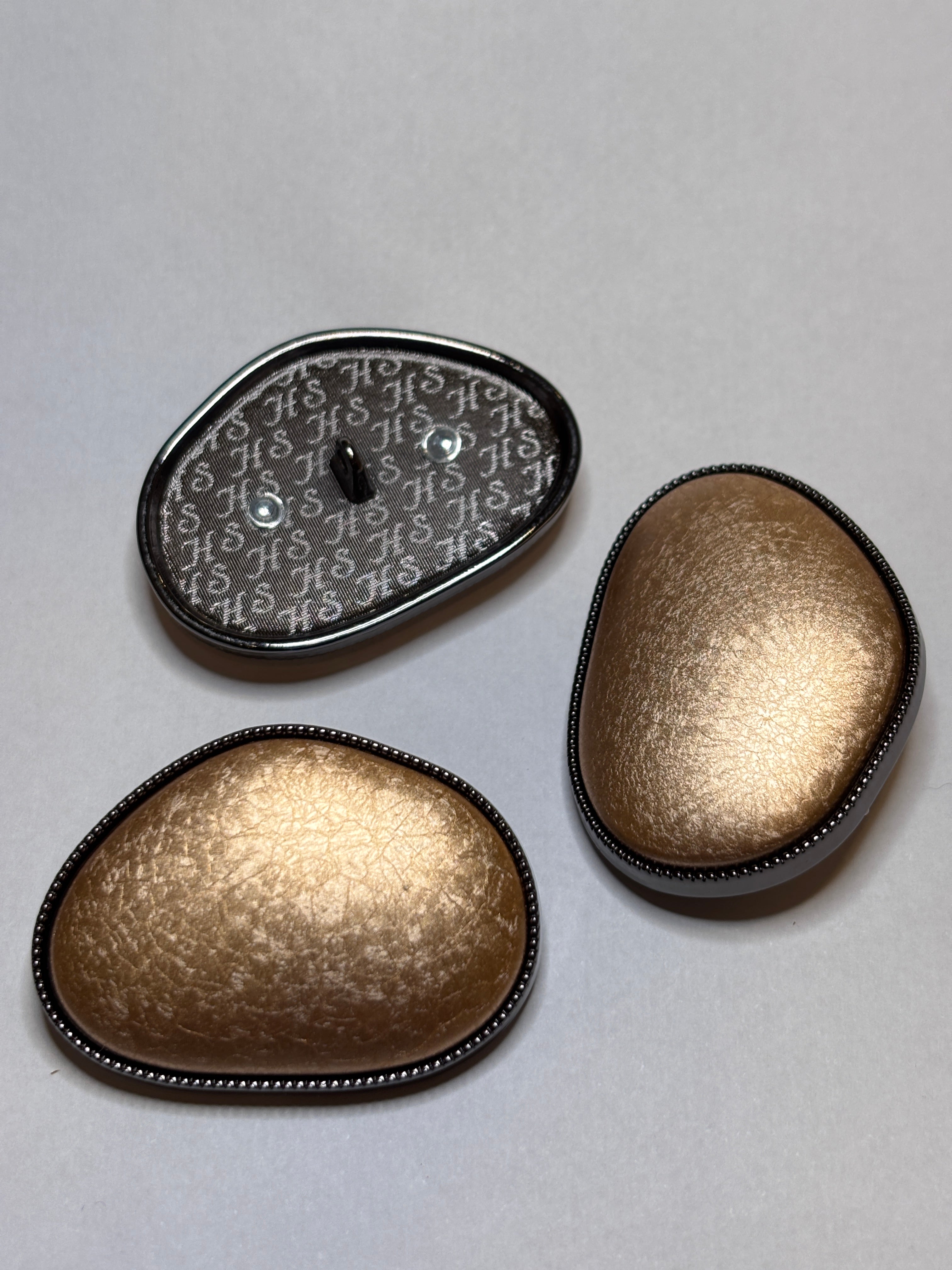 Button F895 - 44mm (70") - Shank button featuring three metallic gold designs boton