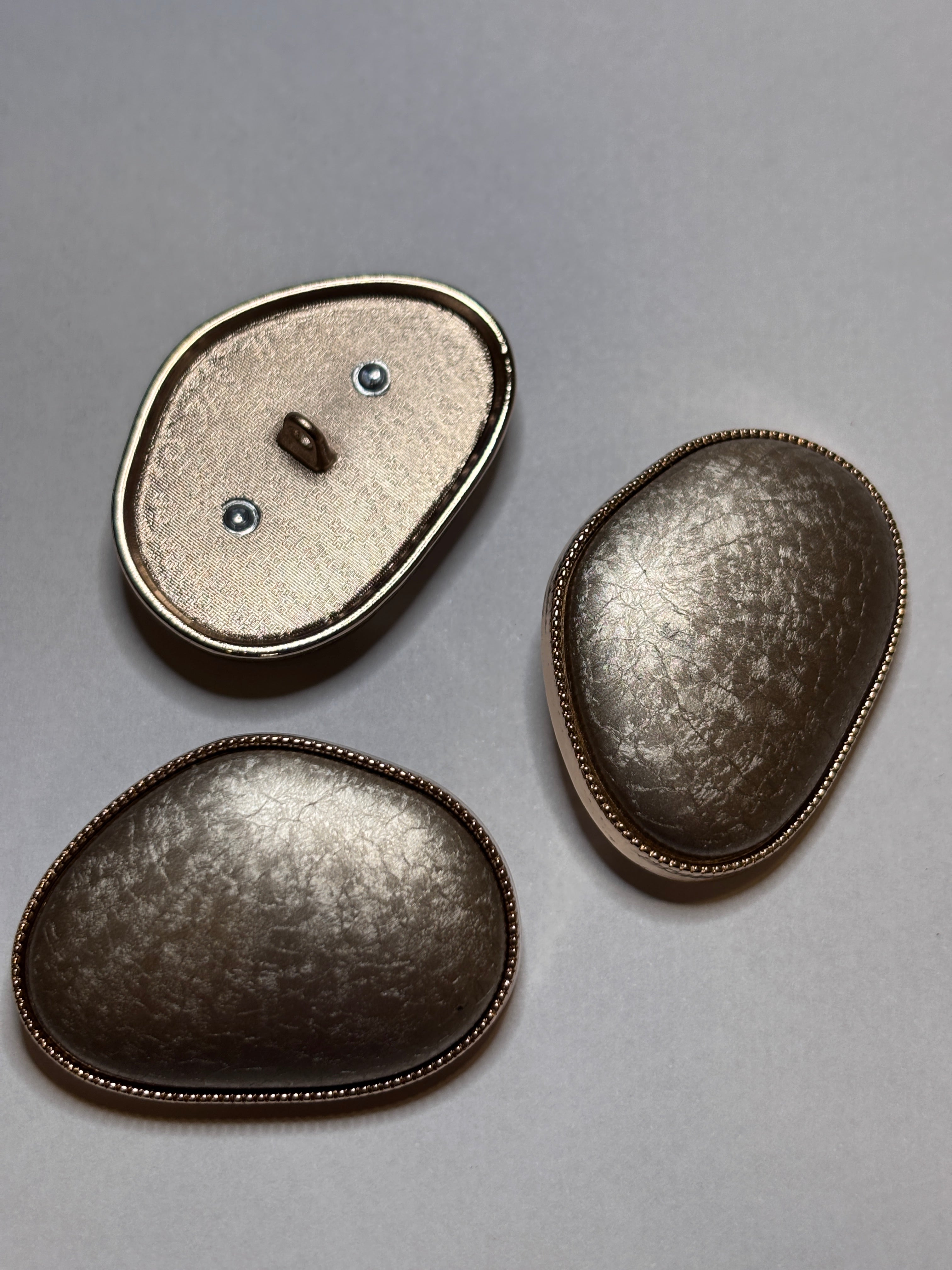 Button F895 - 44mm (70") - Shank button featuring three metallic gold designs boton