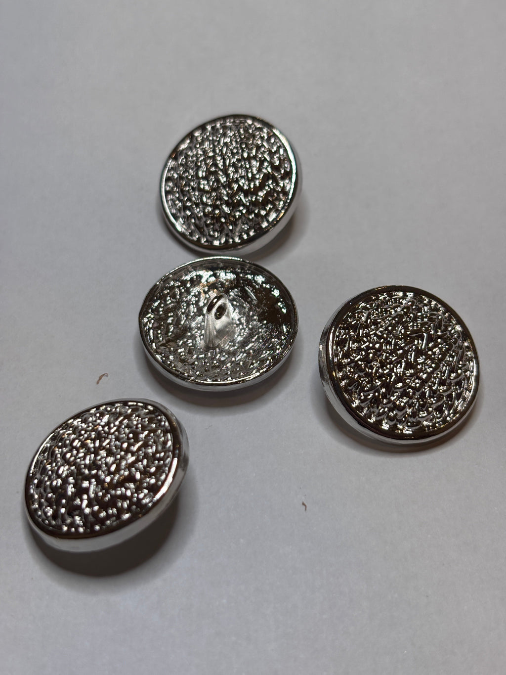 Metal button V124 23mm 36" shank button design, perfect for clothing and accessories. boton