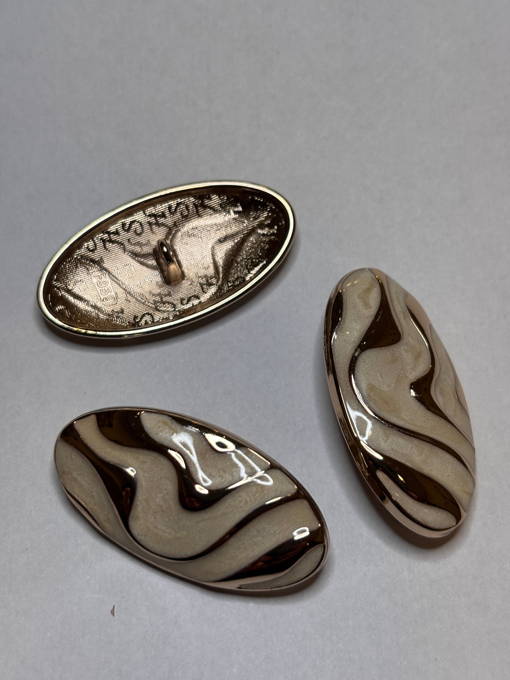 Button F959 - 38mm(60") - Shank button with metal body and wavy pattern, perfect for embellishing garments. boton