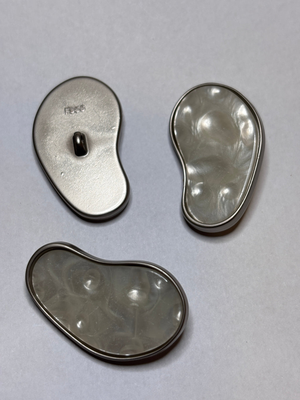 Button F956 38mm metal button in silver color, seen from three angles. boton