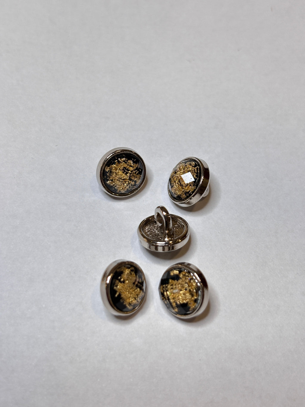 Button B80060 - 10mm (16") - Shank button with metallic design in black and gold. boton