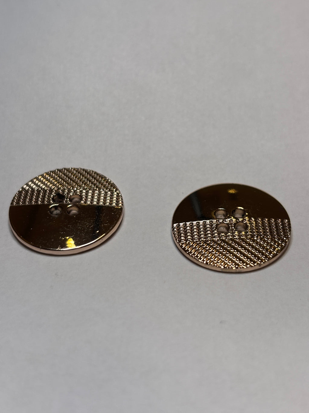 Button B6285 - 23mm (36") - 4 holes boton