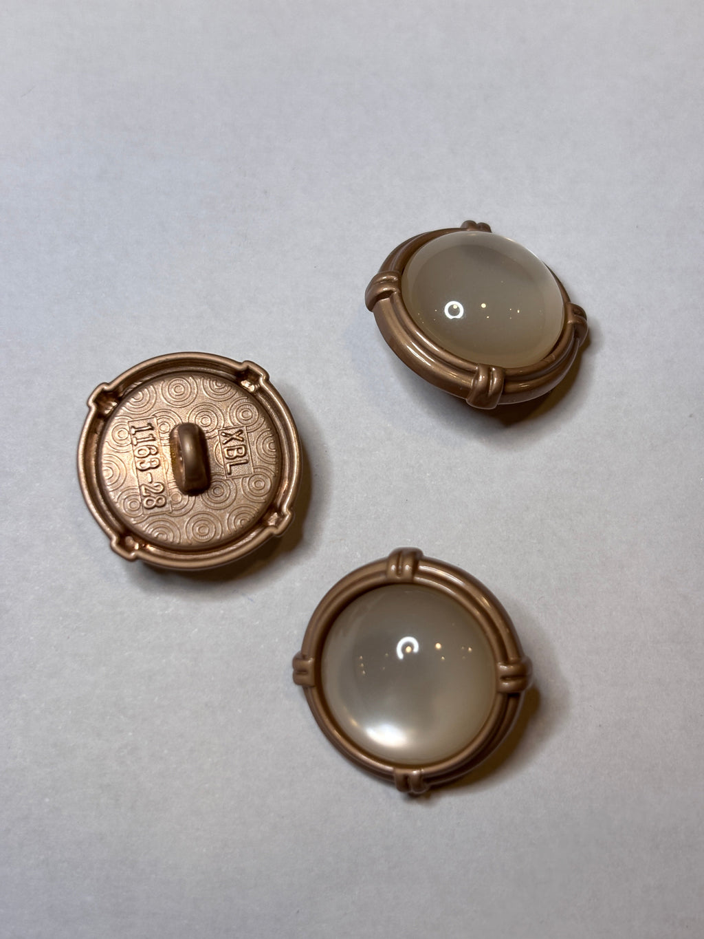 Button B8002 - 18mm (28") - Shank button boton Gold white