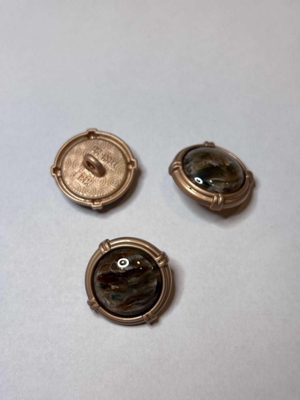 Button B8002 - 18mm (28") - Shank button botón Gold white