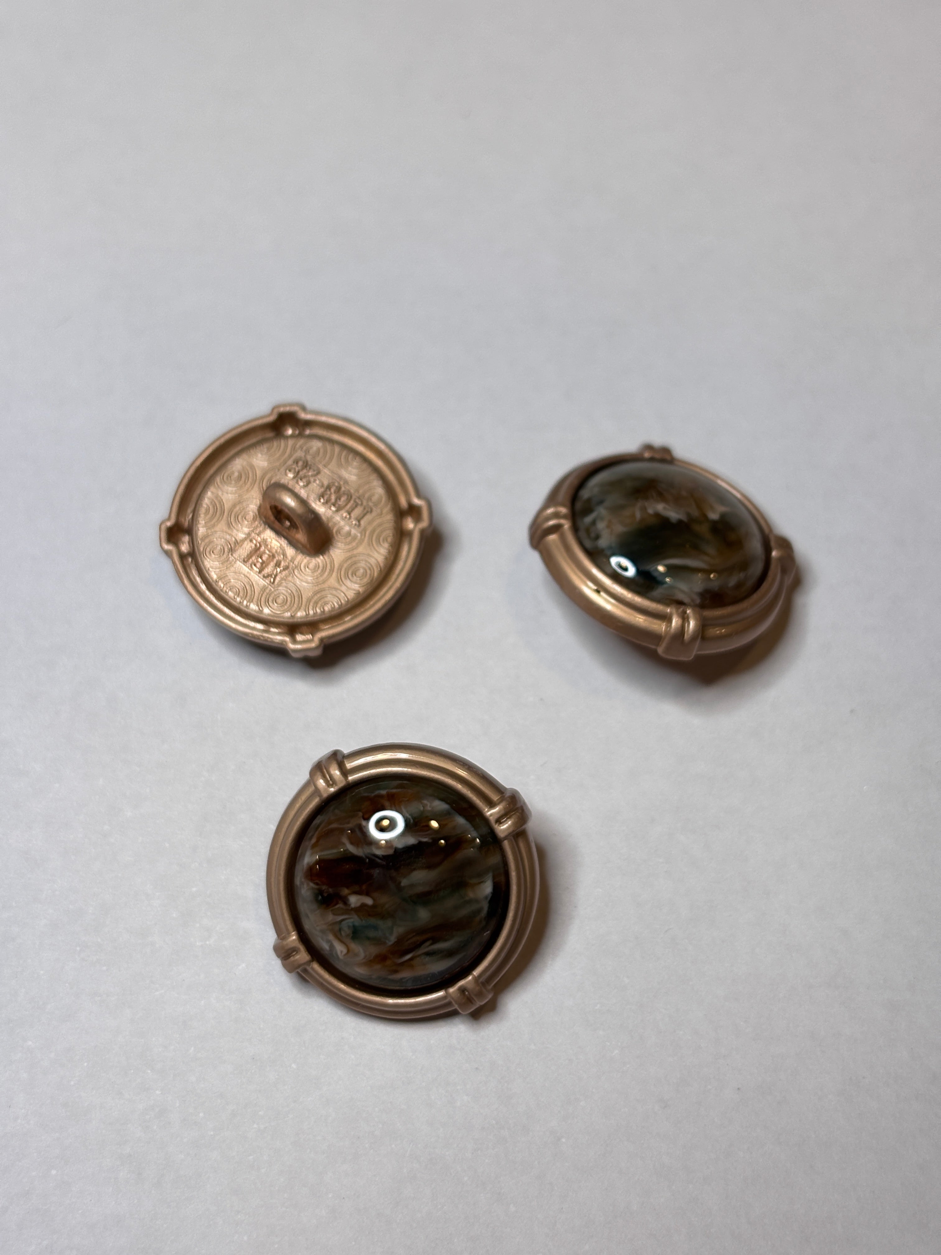Button B8002 - 18mm (28") - Shank button boton Gold grey