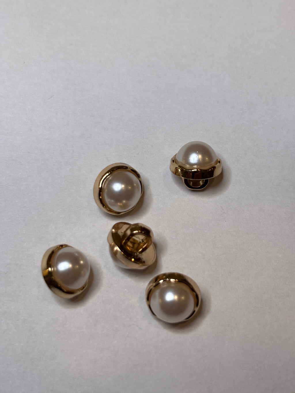 Metal pearl button collection featuring five 10mm shank buttons for sewing projects. boton