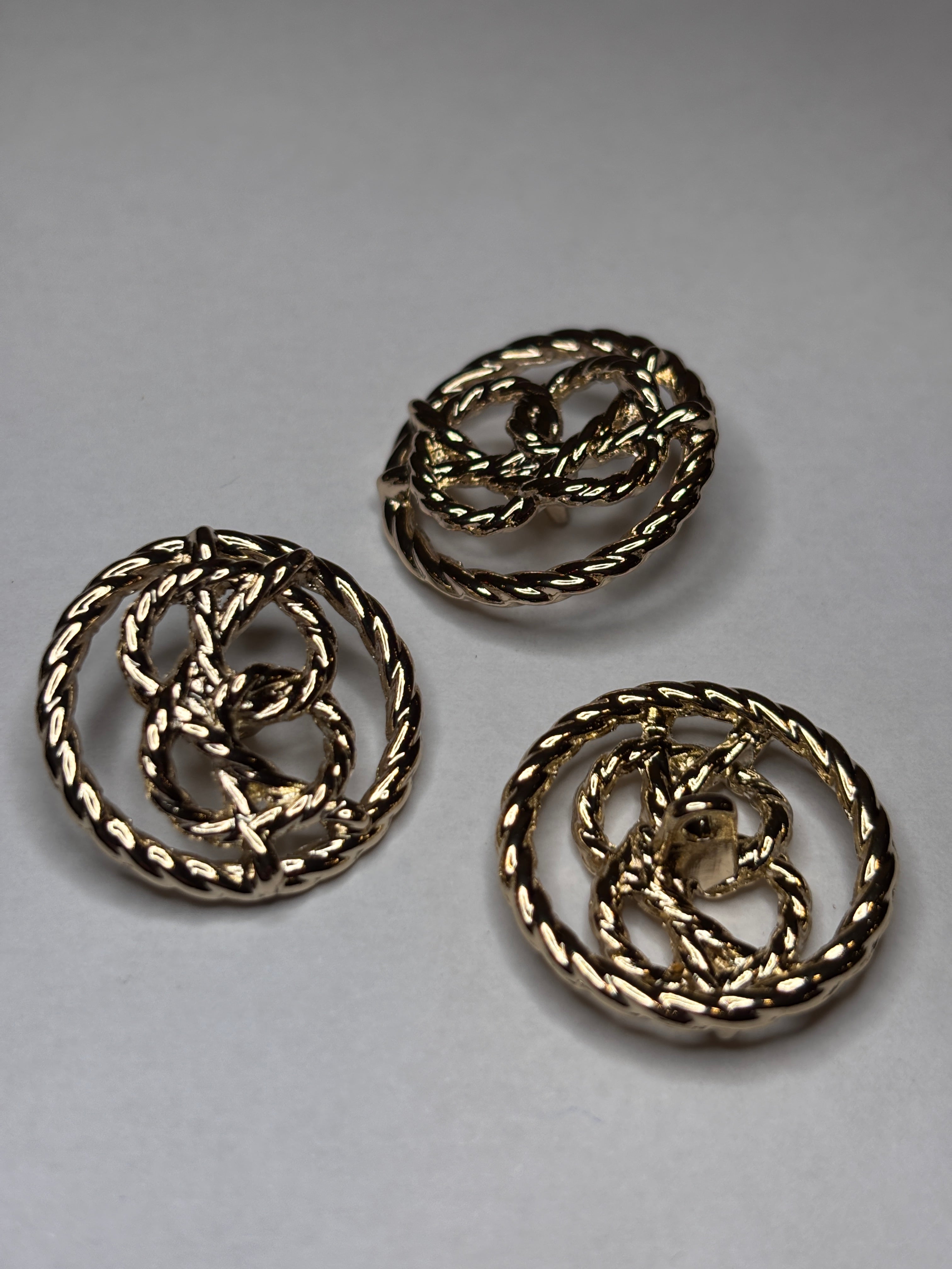 Button V123 - 15mm (24") - Shank button made of metal featuring a unique twisted design. boton