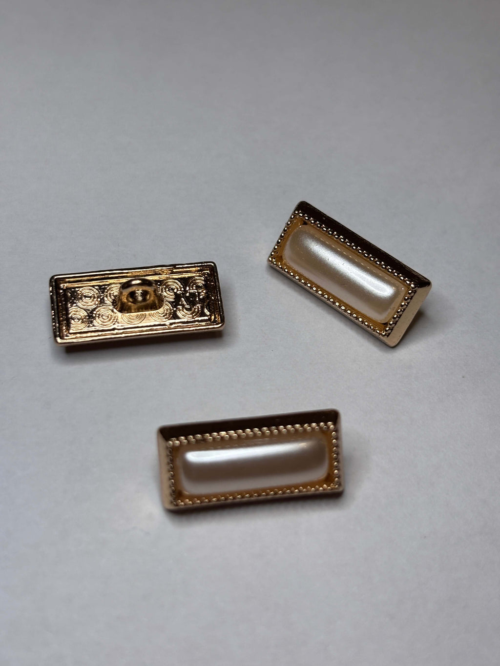 Button B7899 - 23mm (36") metal shank button in gold and brown color, perfect for crafts and clothing. botón