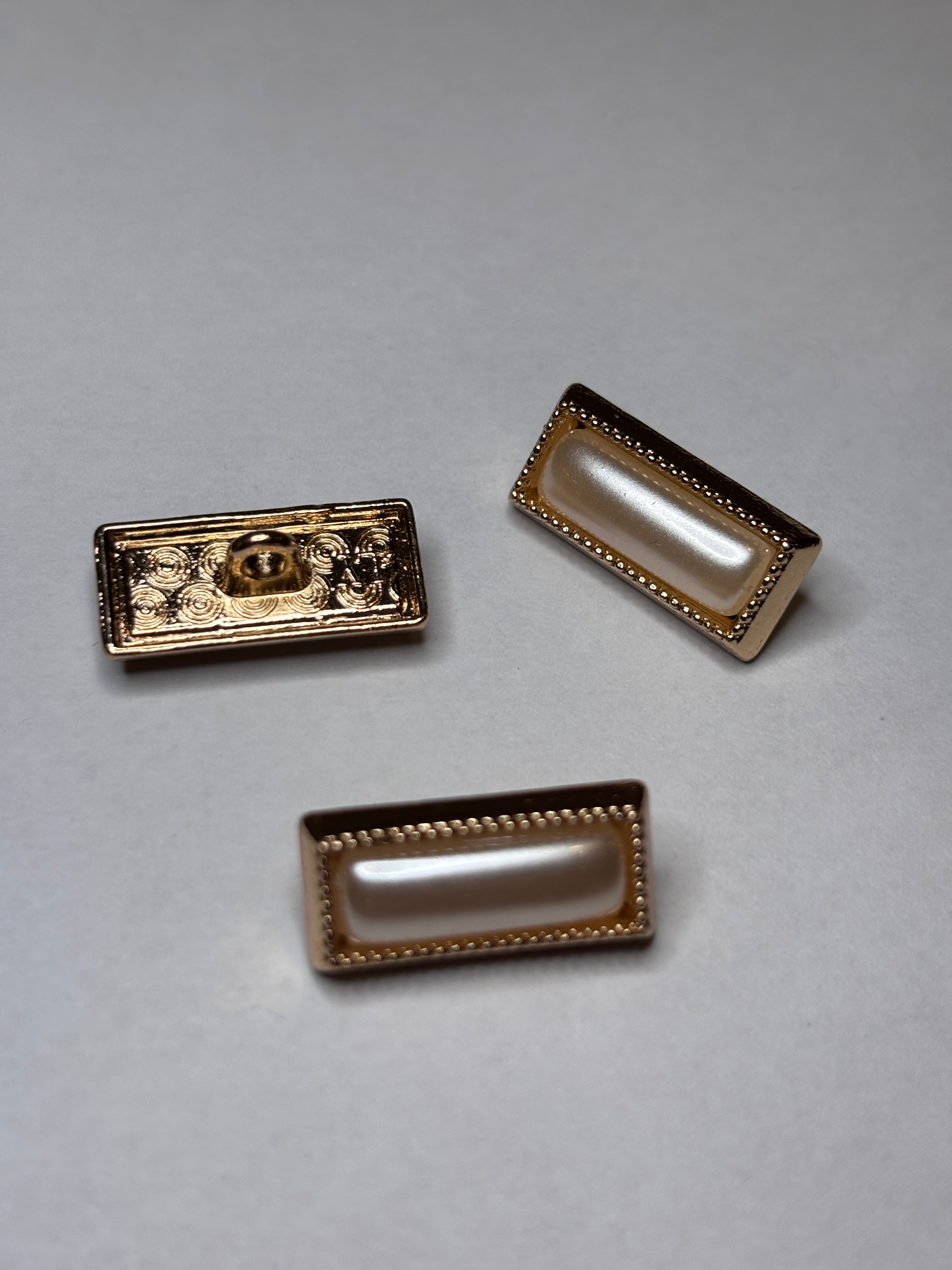 Button B7899 - 23mm (36") metal shank button in gold and pearl, perfect for crafts and clothing. boton