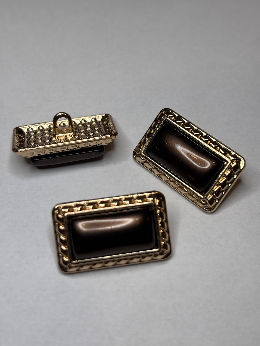 Button B7899 - 23mm (36") metal shank button in gold and brown color, perfect for crafts and clothing. boton