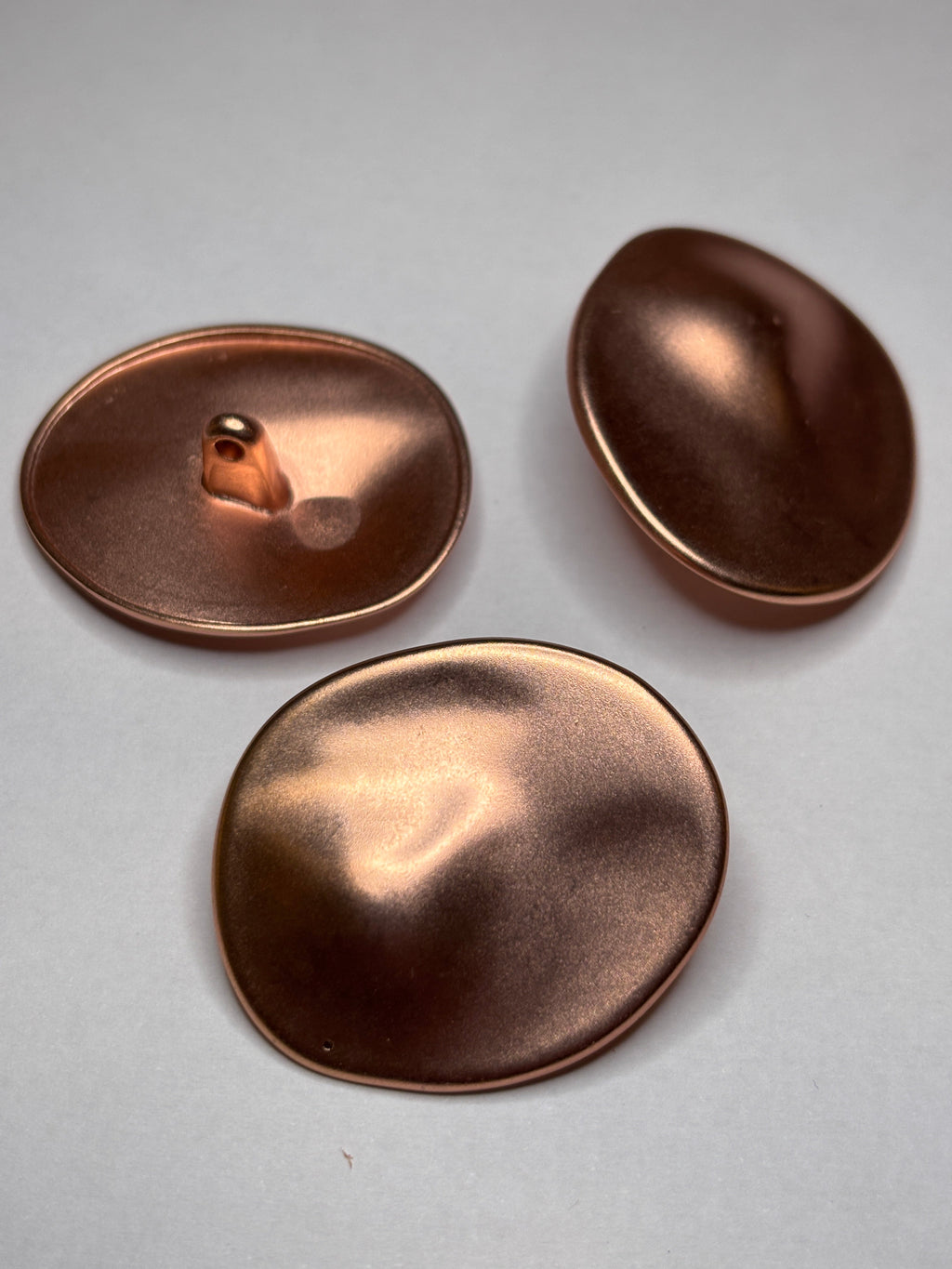 Button PMC6366 - 34mm (54") - Shank button made of metal with a shiny copper finish. Boton