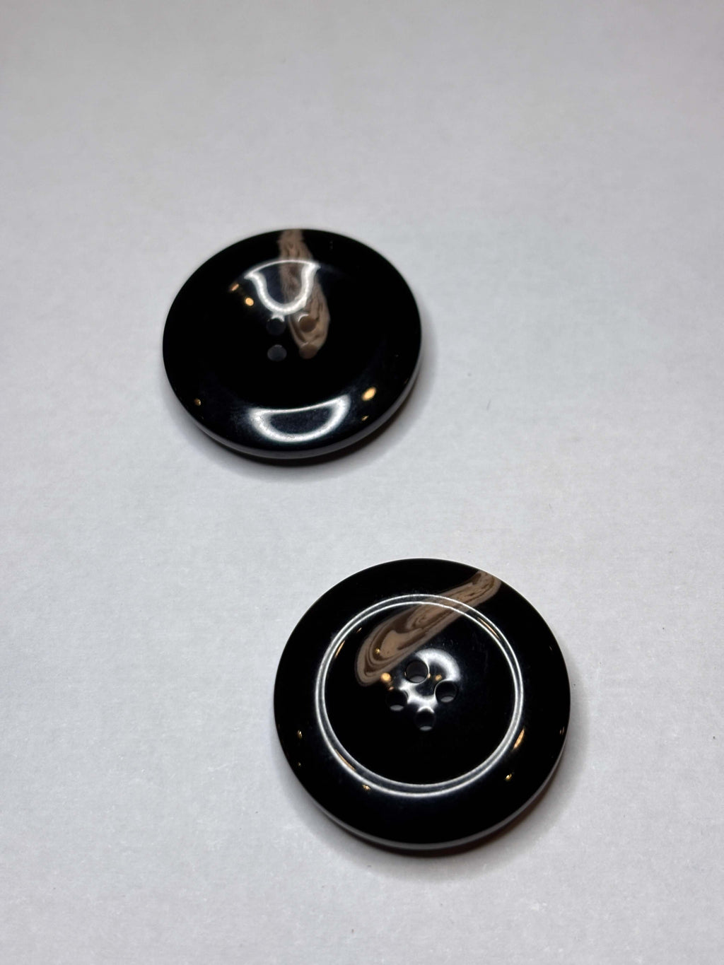 P1738 - 25mm (40") - Botones de poliéster asequibles, boton de poliéster de 4 agujeros en color negro. Button