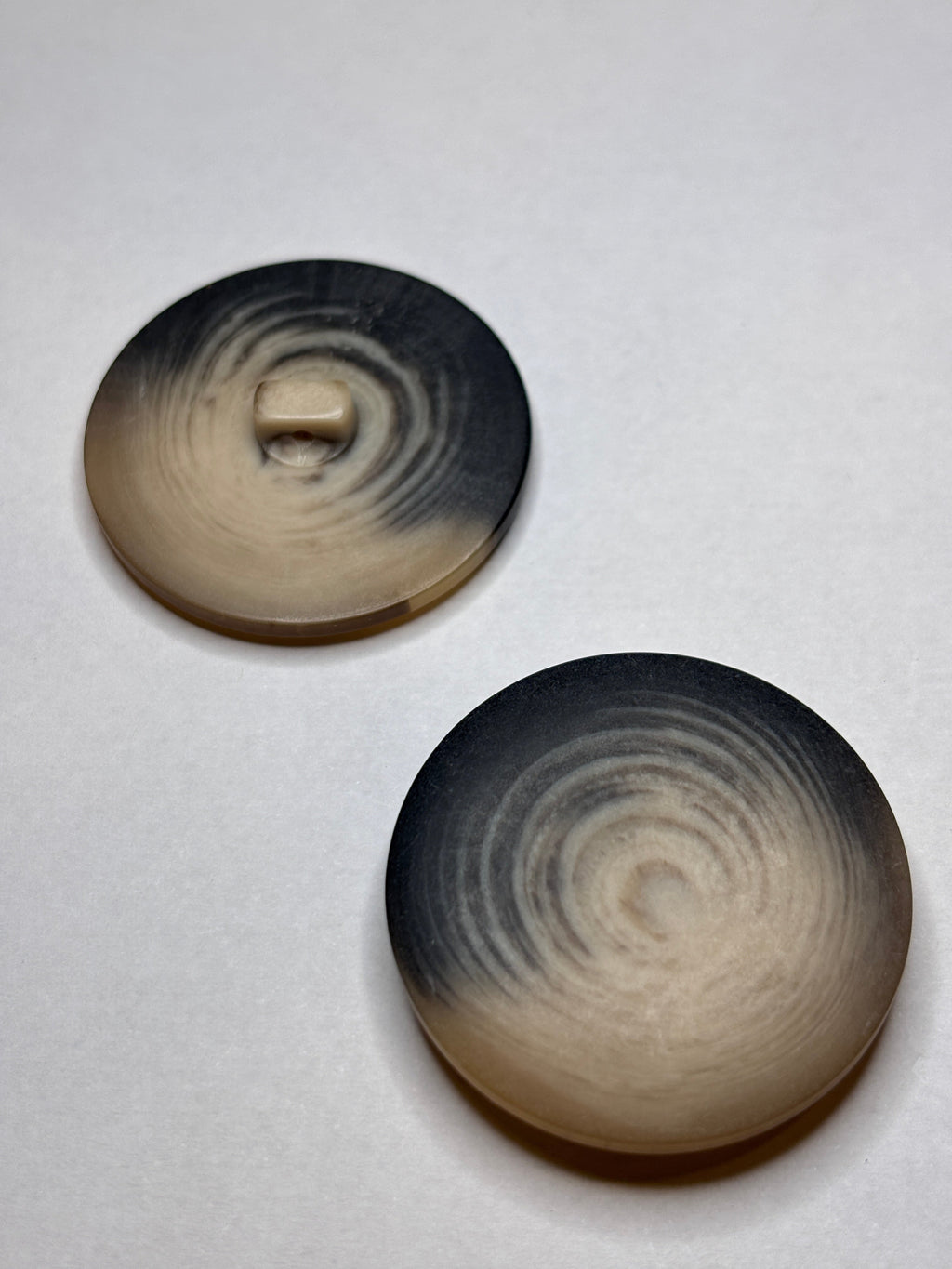 Botones de poliéster asequibles, boton de poliéster con pie, button.