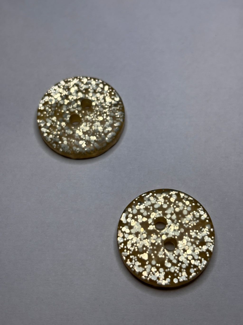 Glittery polyester button P0929, ideal for sewing and crafts. boton