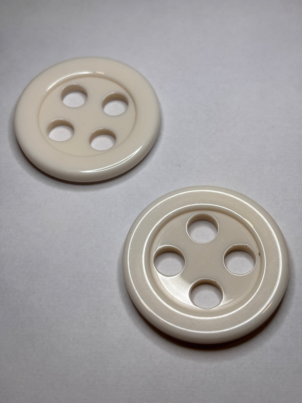 Botones de poliéster asequibles, boton de poliéster de 4 agujeros en color blanco. Button