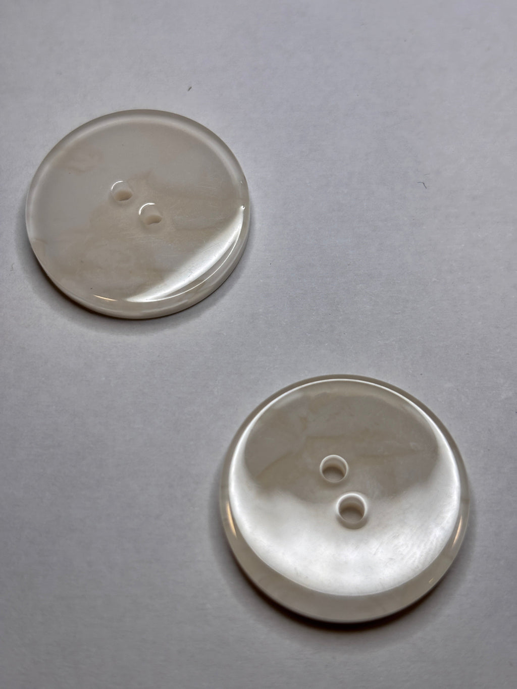 Button 2025 - 18mm (28") - 25mm (40") 2 holes. Boton