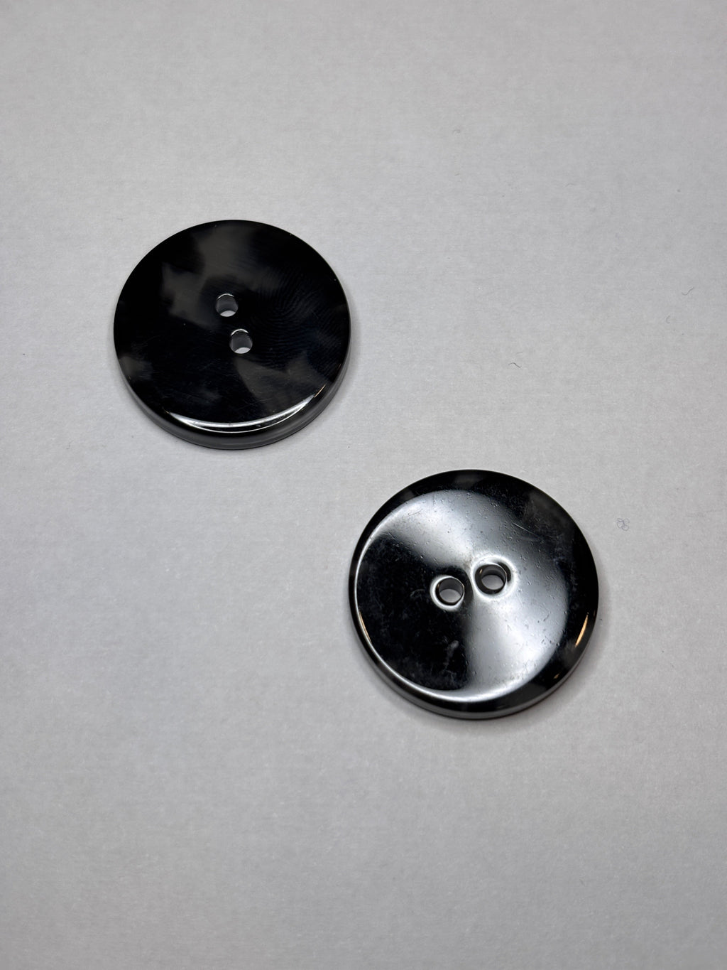 Button 2025 Black, 18mm, 22mm, 25mm polyester button with 2 holes. Boton