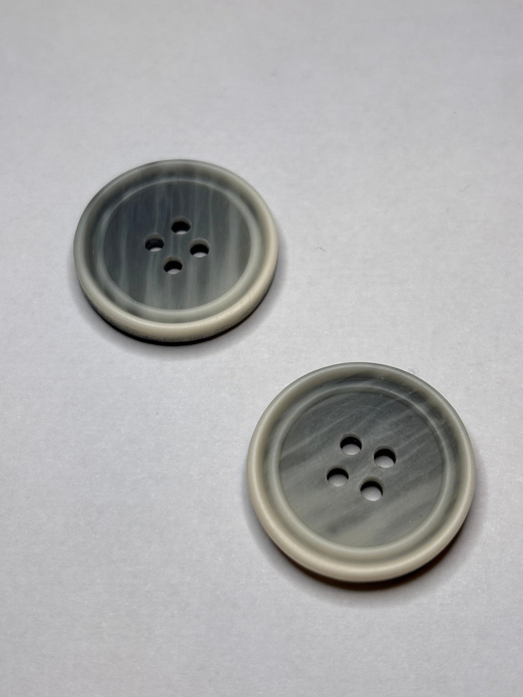 Boton - P21033 - 25mm (40") and 23mm (36") con 4 agujeros en gris. Button